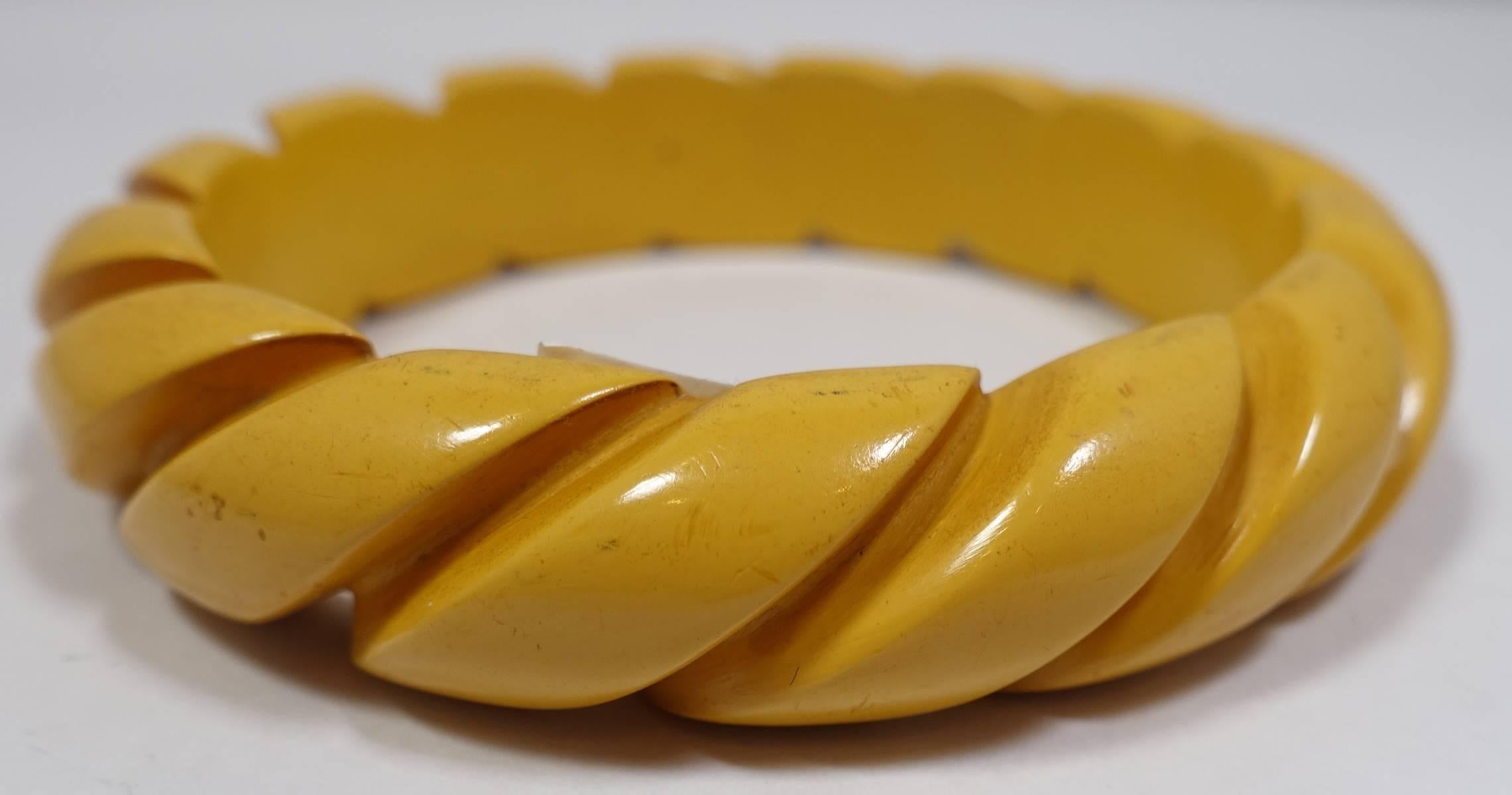 This vintage butterscotch color Bakelite bangle bracelet features a heavily carved twist/rope design.  This piece measures 7-3/4” x 5/8” and is in excellent condition.