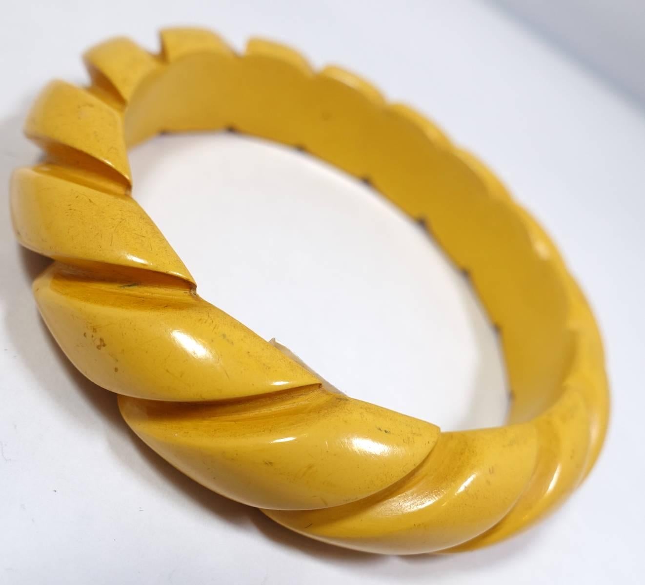 Vintage Twisted Butterscotch Bakelite Heavily Carved Bangle Bracelet In Excellent Condition In New York, NY