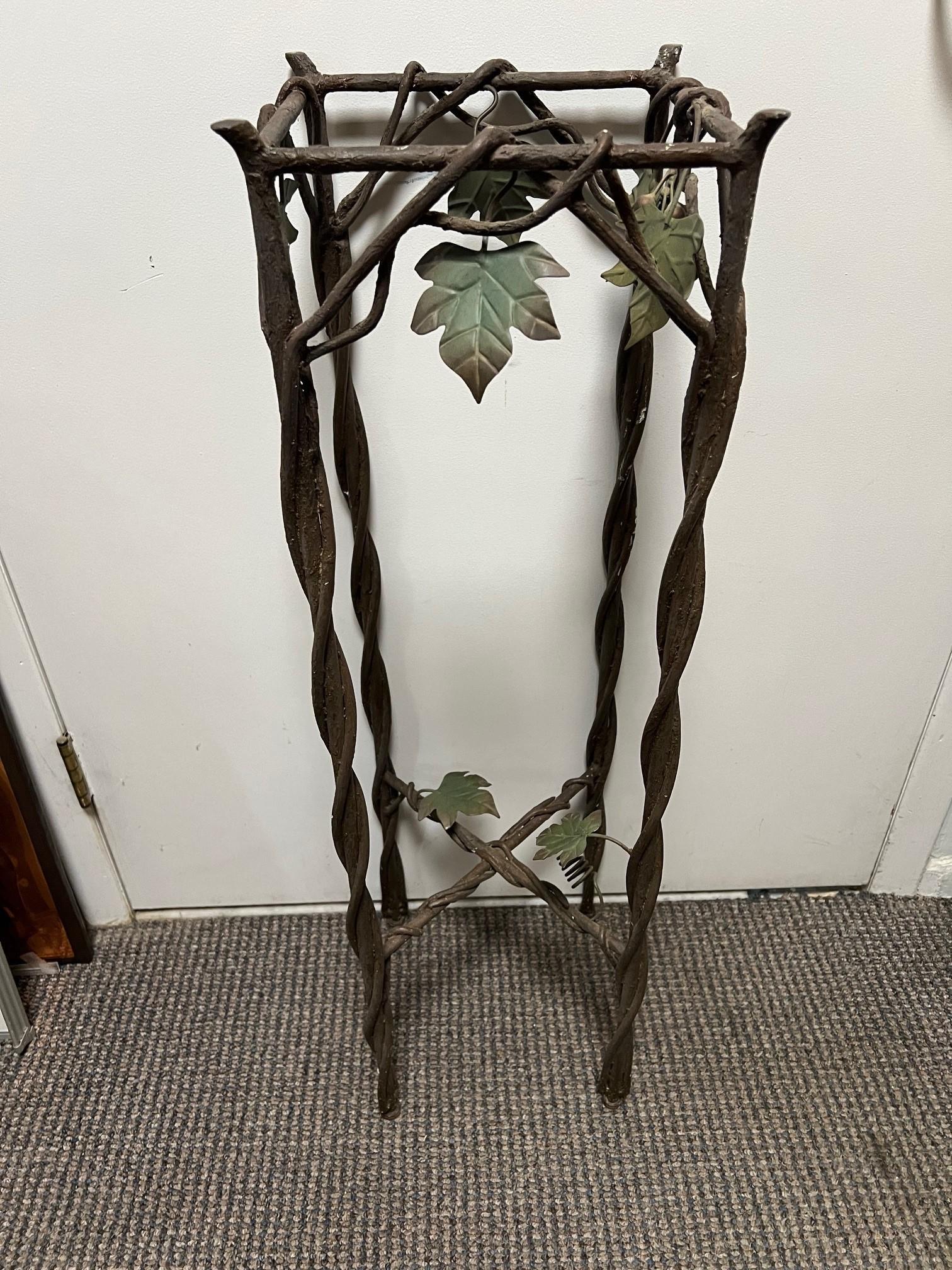 Pedestal de hierro retorcido vintage, soporte para plantas en Bueno estado para la venta en Stamford, CT
