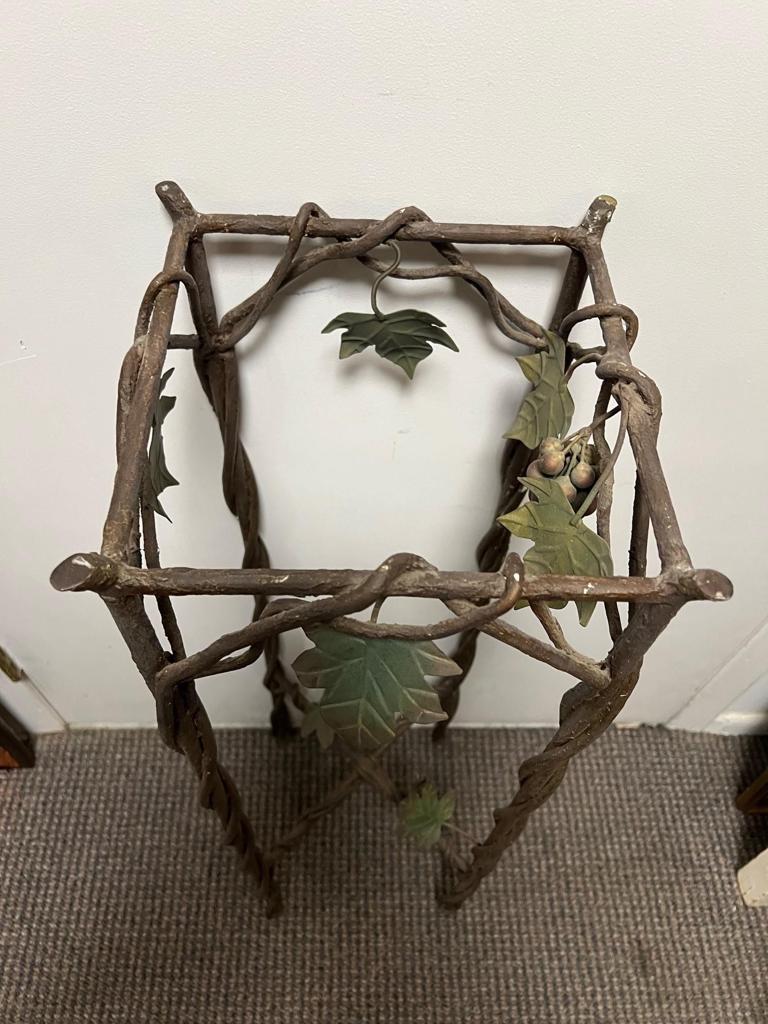 Pedestal de hierro retorcido vintage, soporte para plantas siglo XX en venta