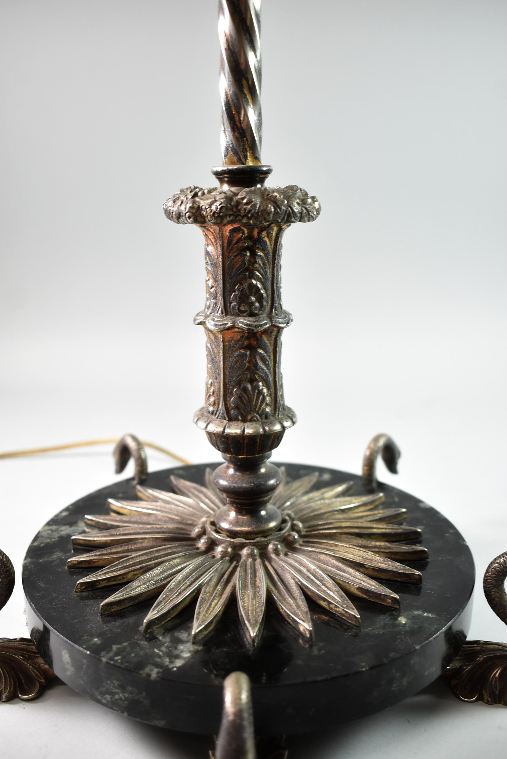 Art nouveau Lampadaire vintage à tige en fer torsadé avec cygnes figuratifs et gouttes de cristal en vente