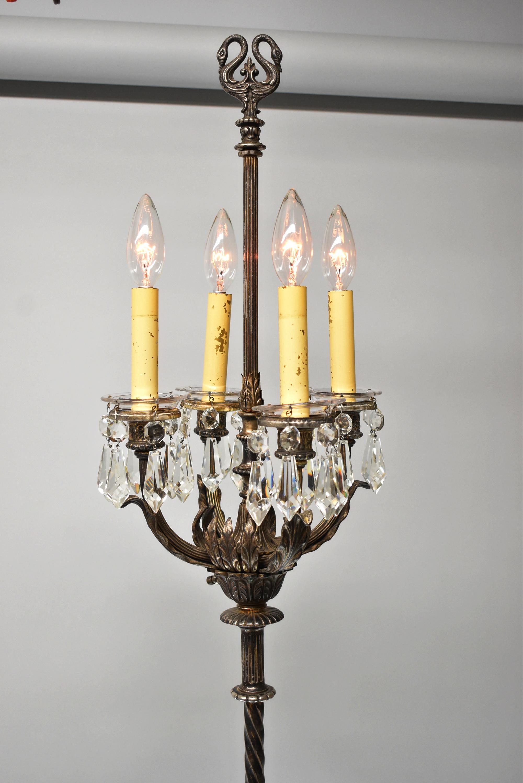 Figurale Stehlampe aus gedrehtem Eisen mit Kristalltropfen und Schwänen (20. Jahrhundert) im Angebot