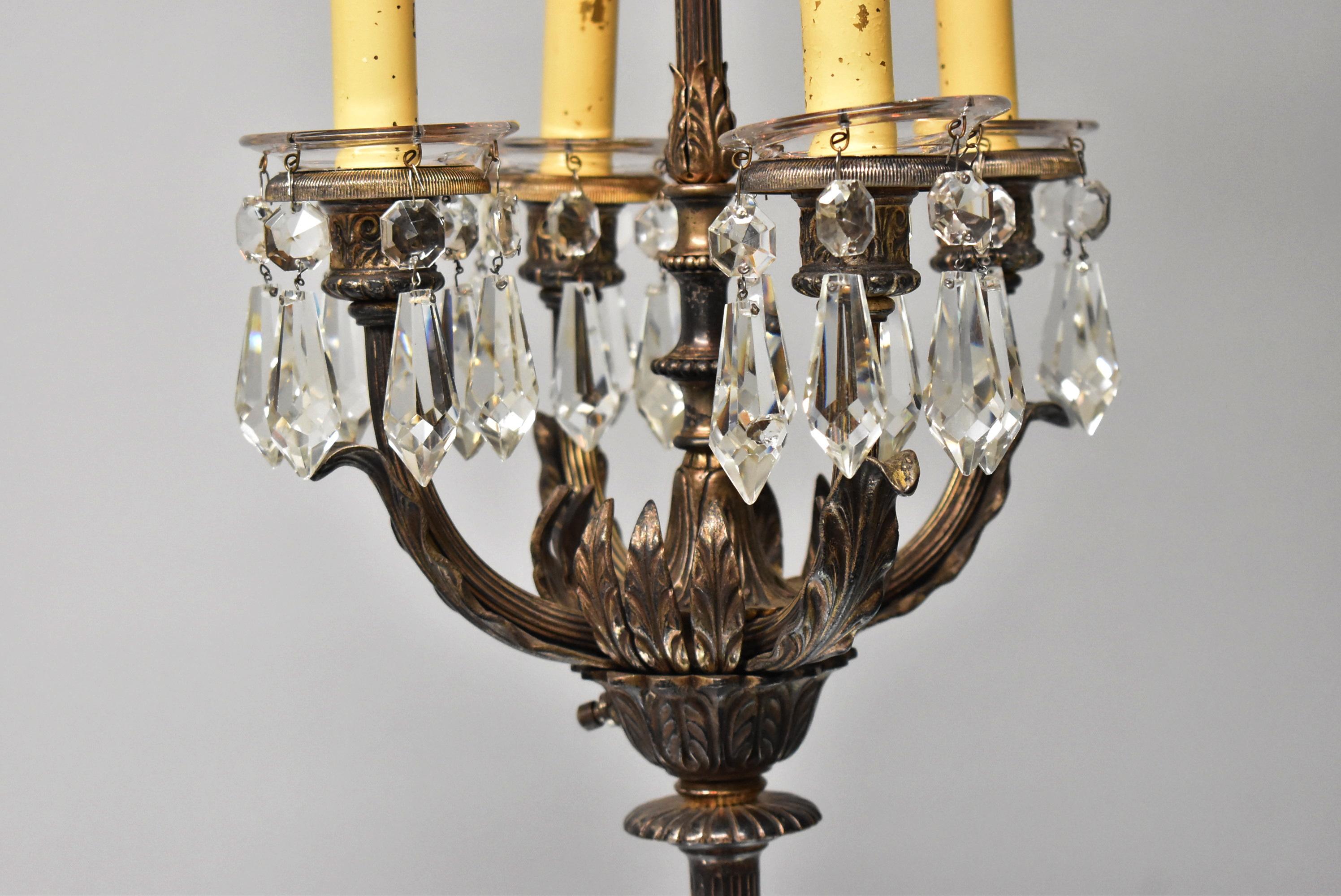 20ième siècle Lampadaire vintage à tige en fer torsadé avec cygnes figuratifs et gouttes de cristal en vente
