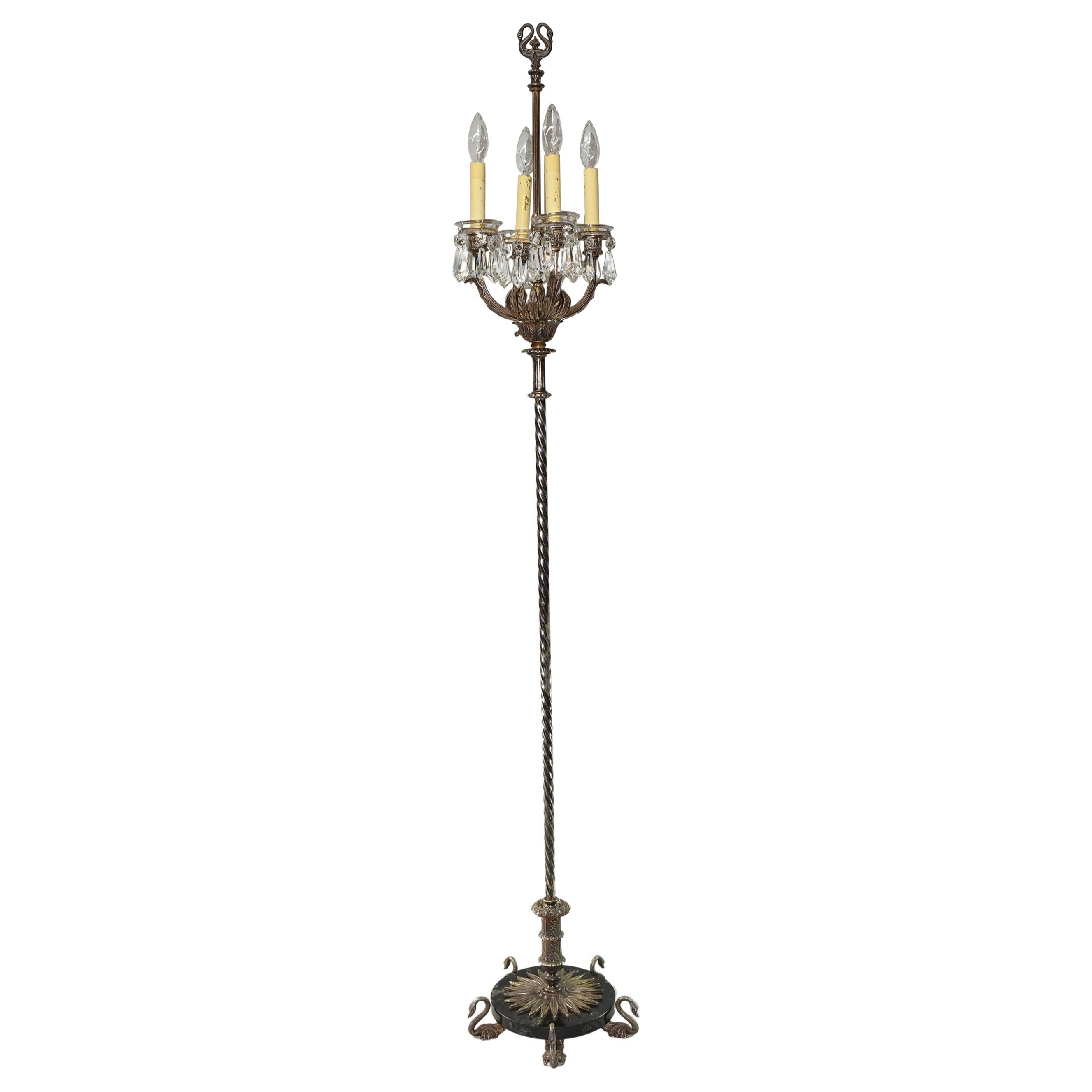Lampada da terra vintage a stelo in ferro ritorto con cigni figurativi e gocce di cristallo