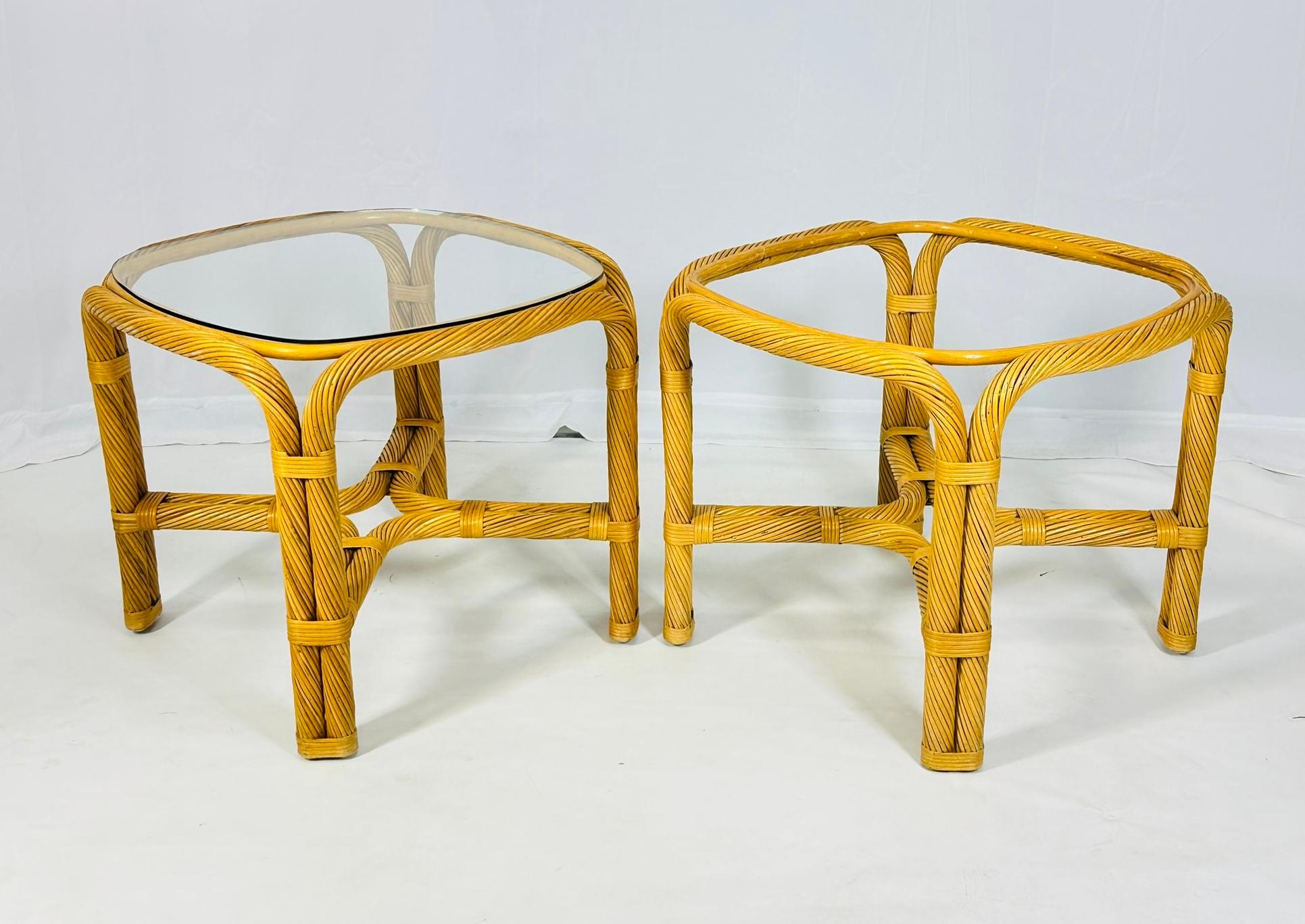 Magnifiques tables d'appoint conçues et fabriquées aux États-Unis dans les années 1960.

La table est fabriquée en rotin fin comme un crayon, avec un plateau en verre.

Mesures :
 26,50 pouces de largeur x 26,50 pouces de profondeur x 21,75 pouces