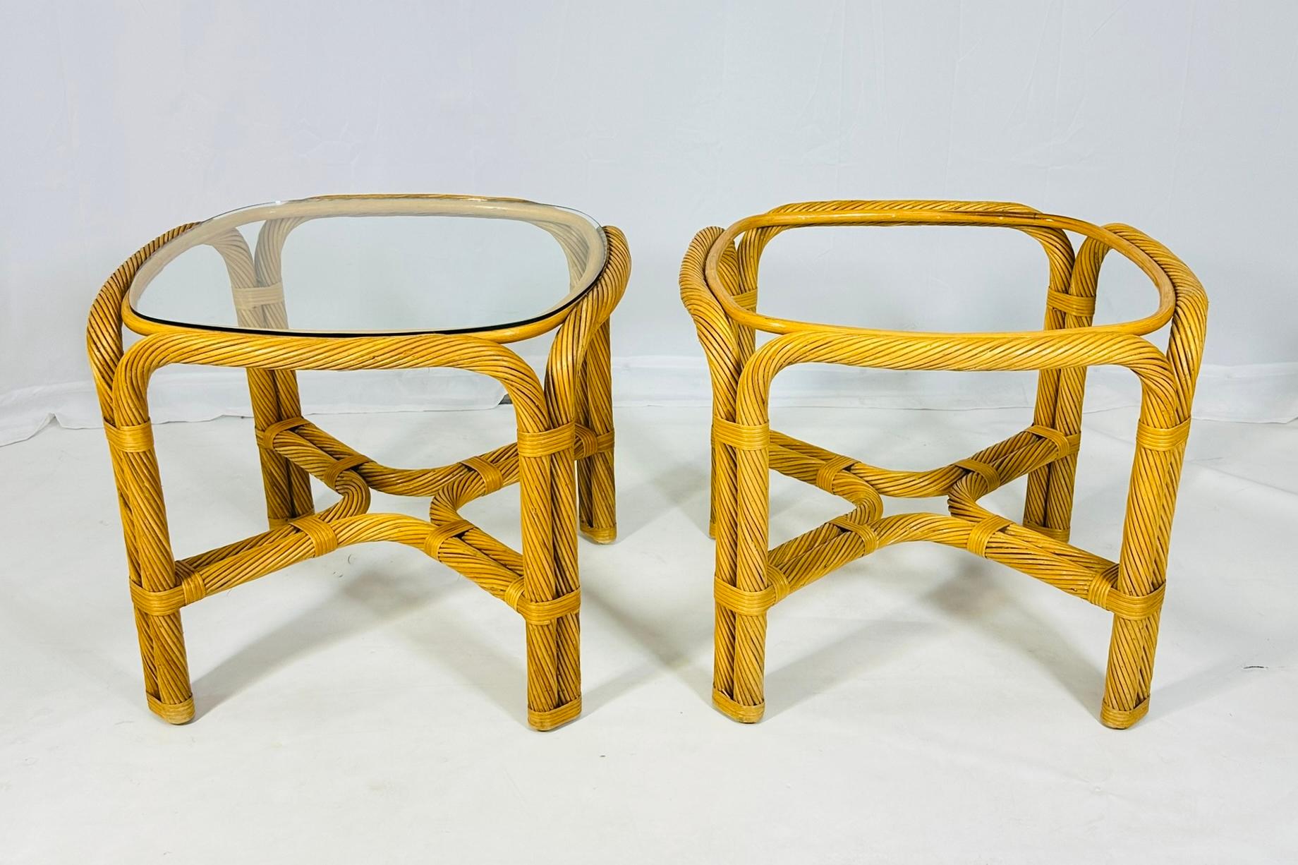 Mid-Century Modern Tables d'appoint vintage en rotin torsadé avec plateau en verre en vente