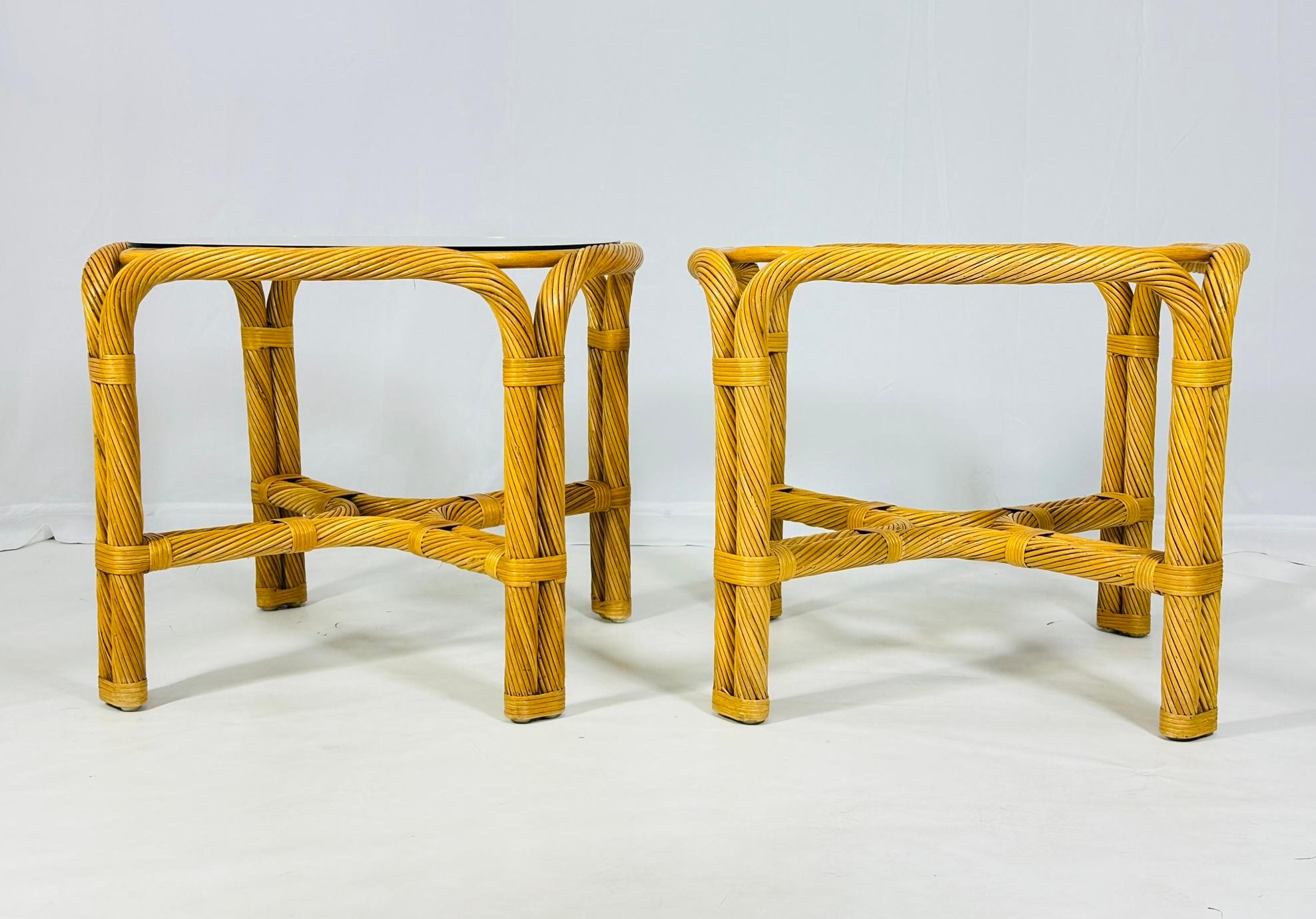 Américain Tables d'appoint vintage en rotin torsadé avec plateau en verre en vente