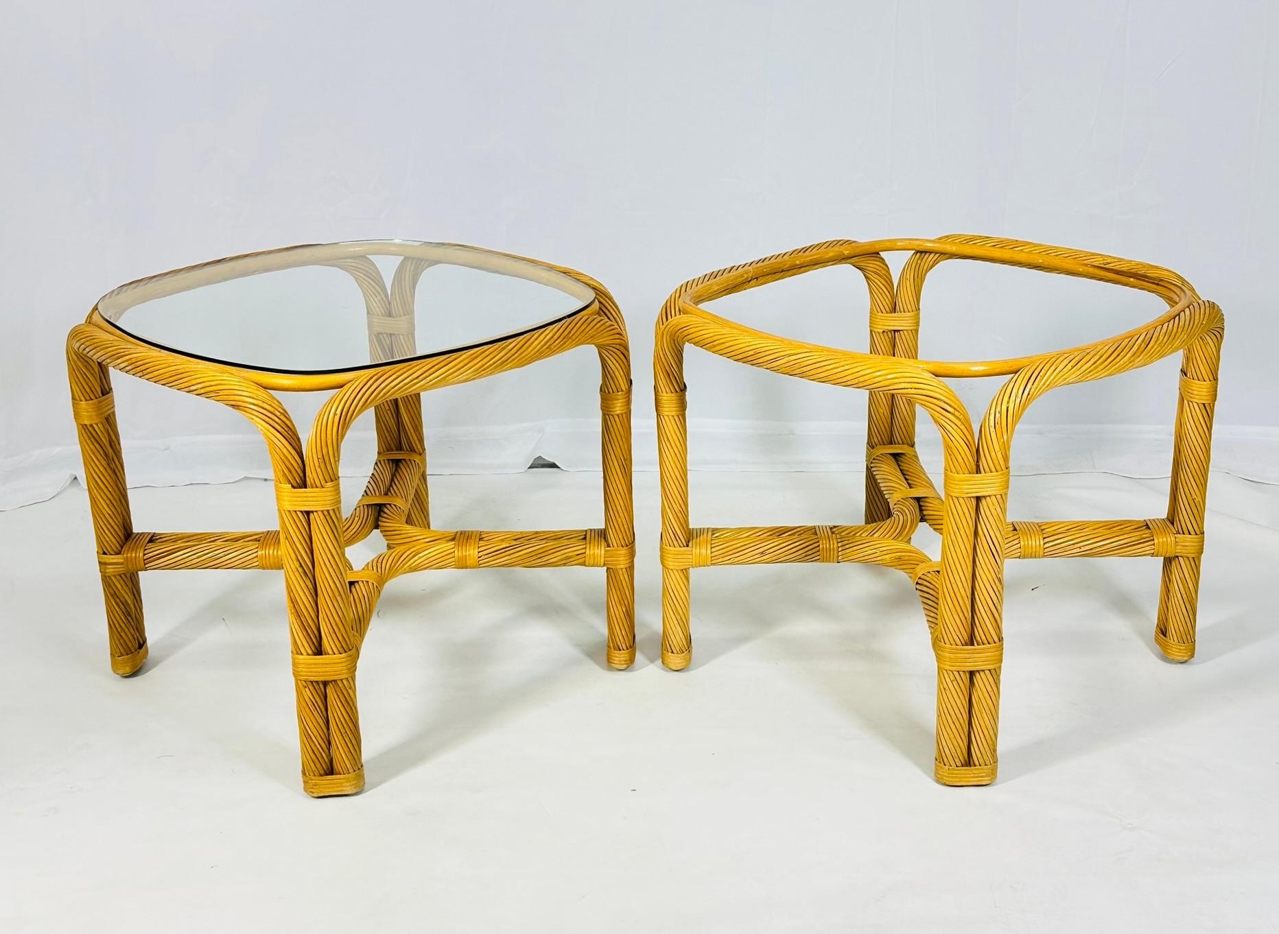 Fait main Tables d'appoint vintage en rotin torsadé avec plateau en verre en vente