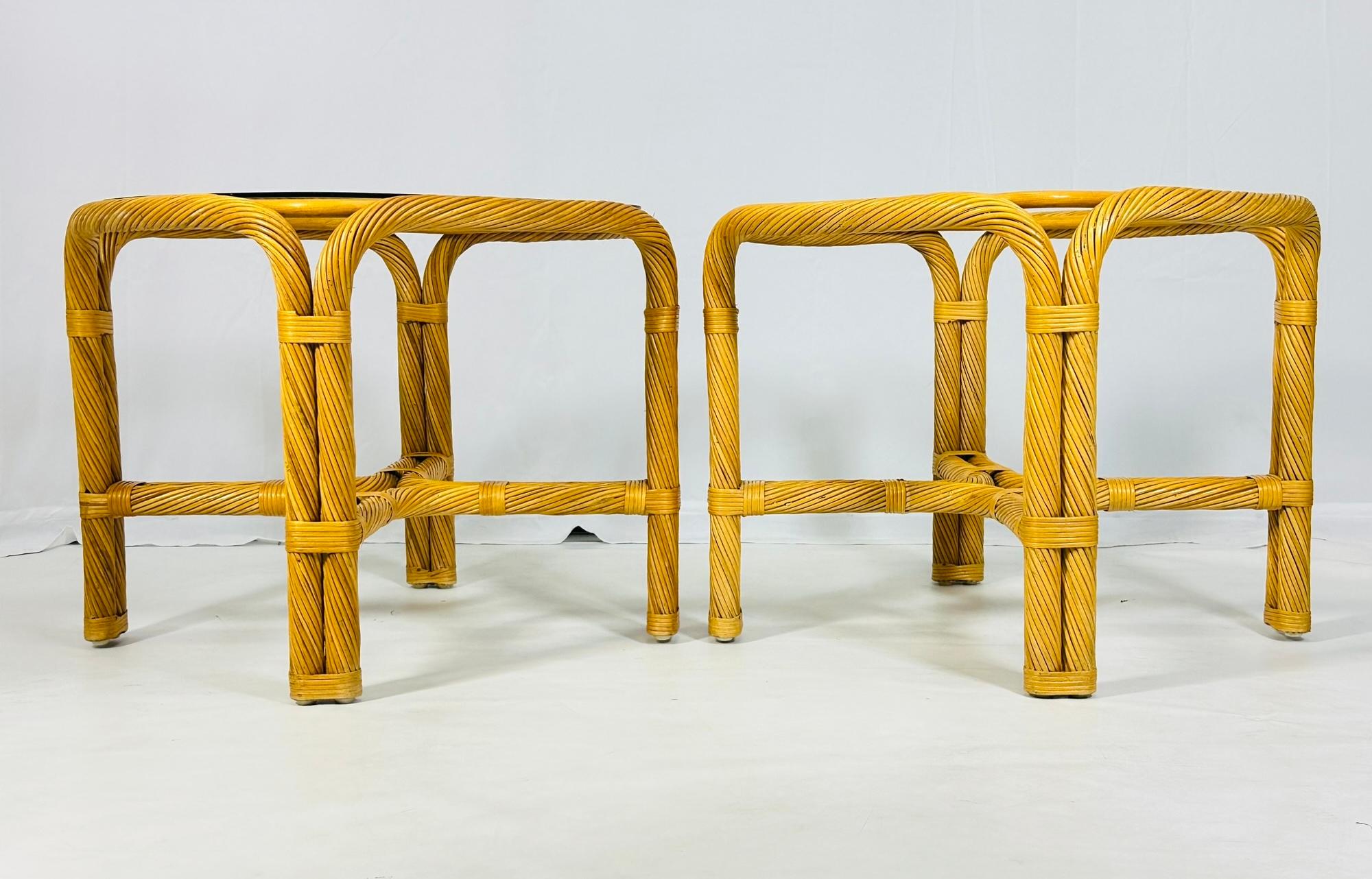 Tables d'appoint vintage en rotin torsadé avec plateau en verre Bon état - En vente à Los Angeles, CA