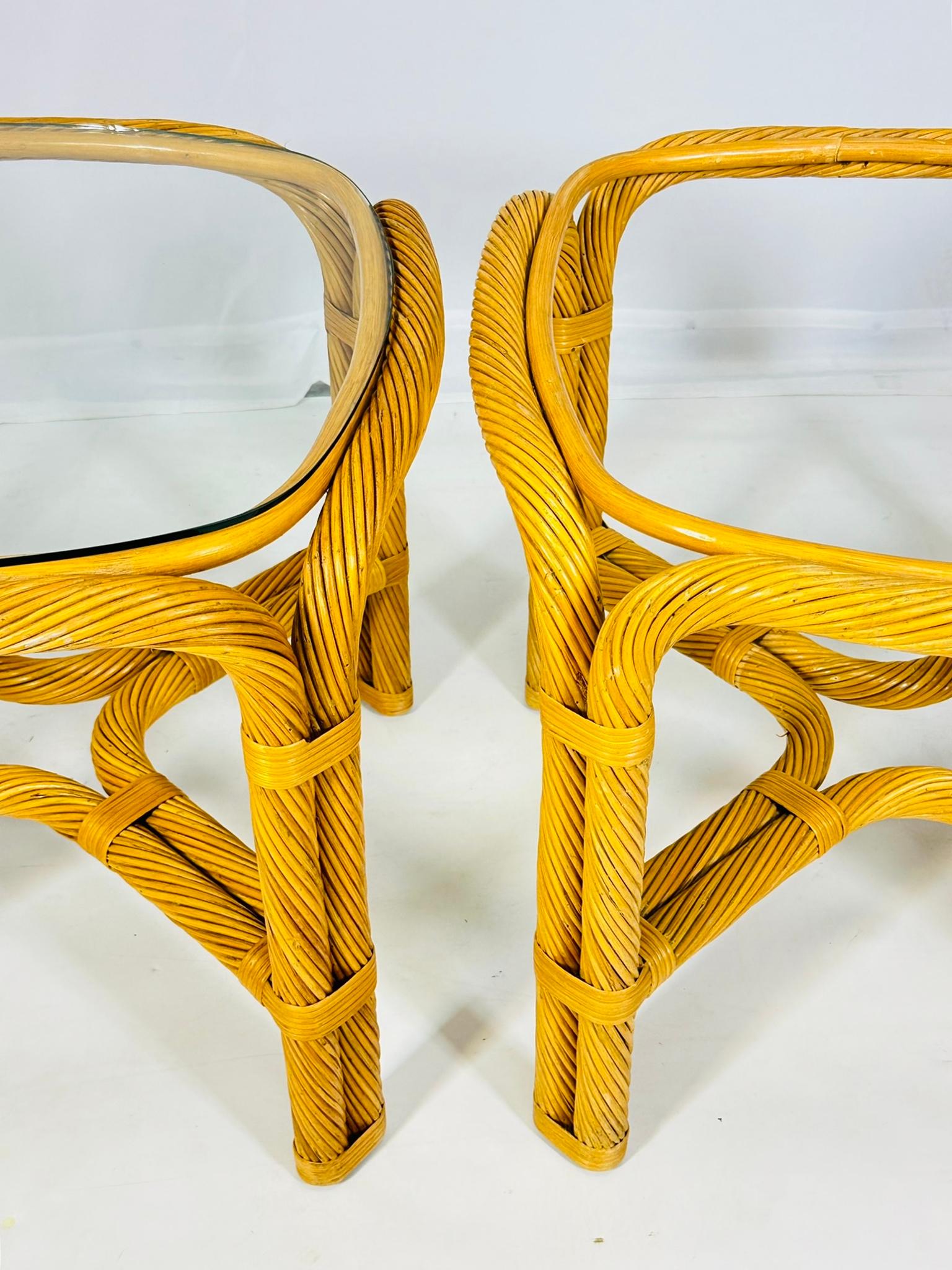 Rotin Tables d'appoint vintage en rotin torsadé avec plateau en verre en vente