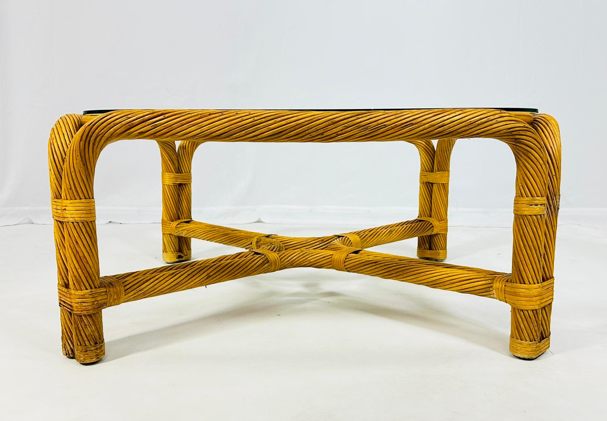 Belle table basse conçue et fabriquée aux États-Unis dans les années 1960.

La table est fabriquée en rotin fin comme un crayon, avec un plateau en verre.

Dimensions : 35,50 pouces de largeur x 35,50 pouces de profondeur x 15,75 pouces de hauteur.