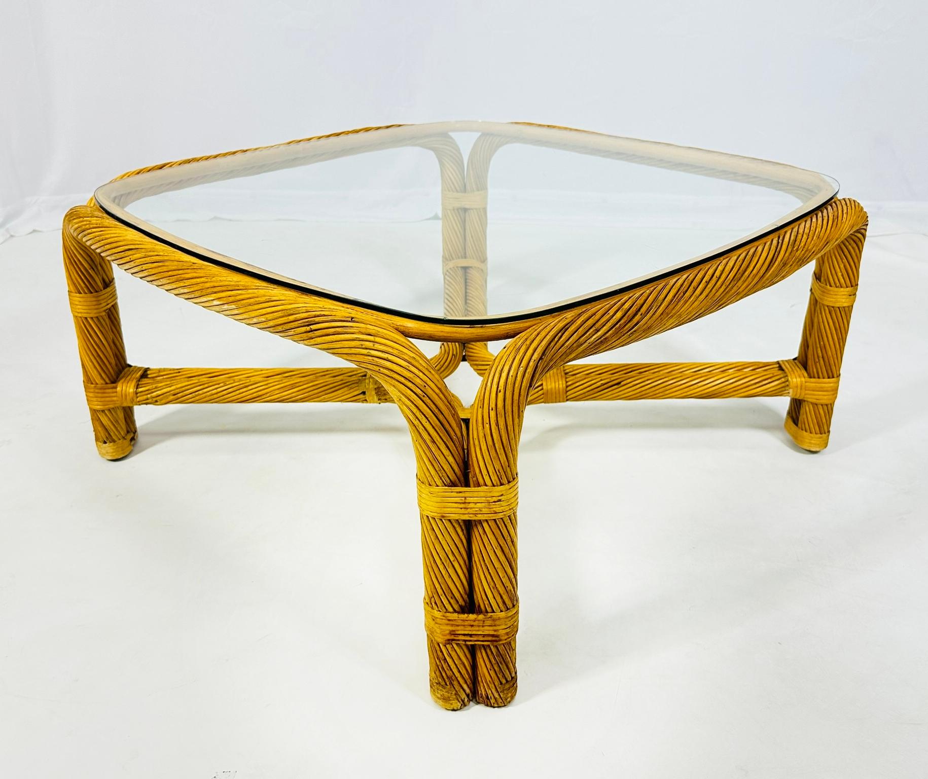 Mid-Century Modern Table basse vintage en rotin torsadé avec plateau en verre en vente