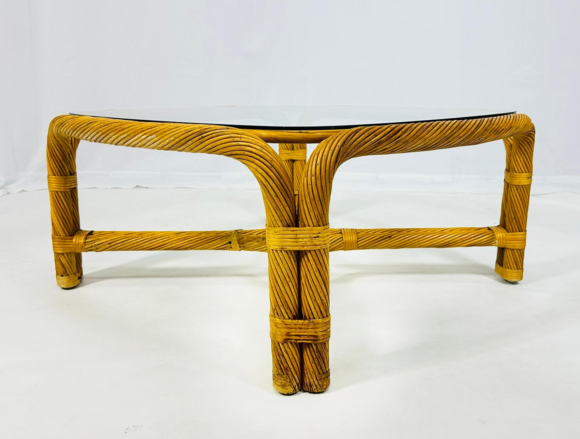 Nord-américain Table basse vintage en rotin torsadé avec plateau en verre en vente