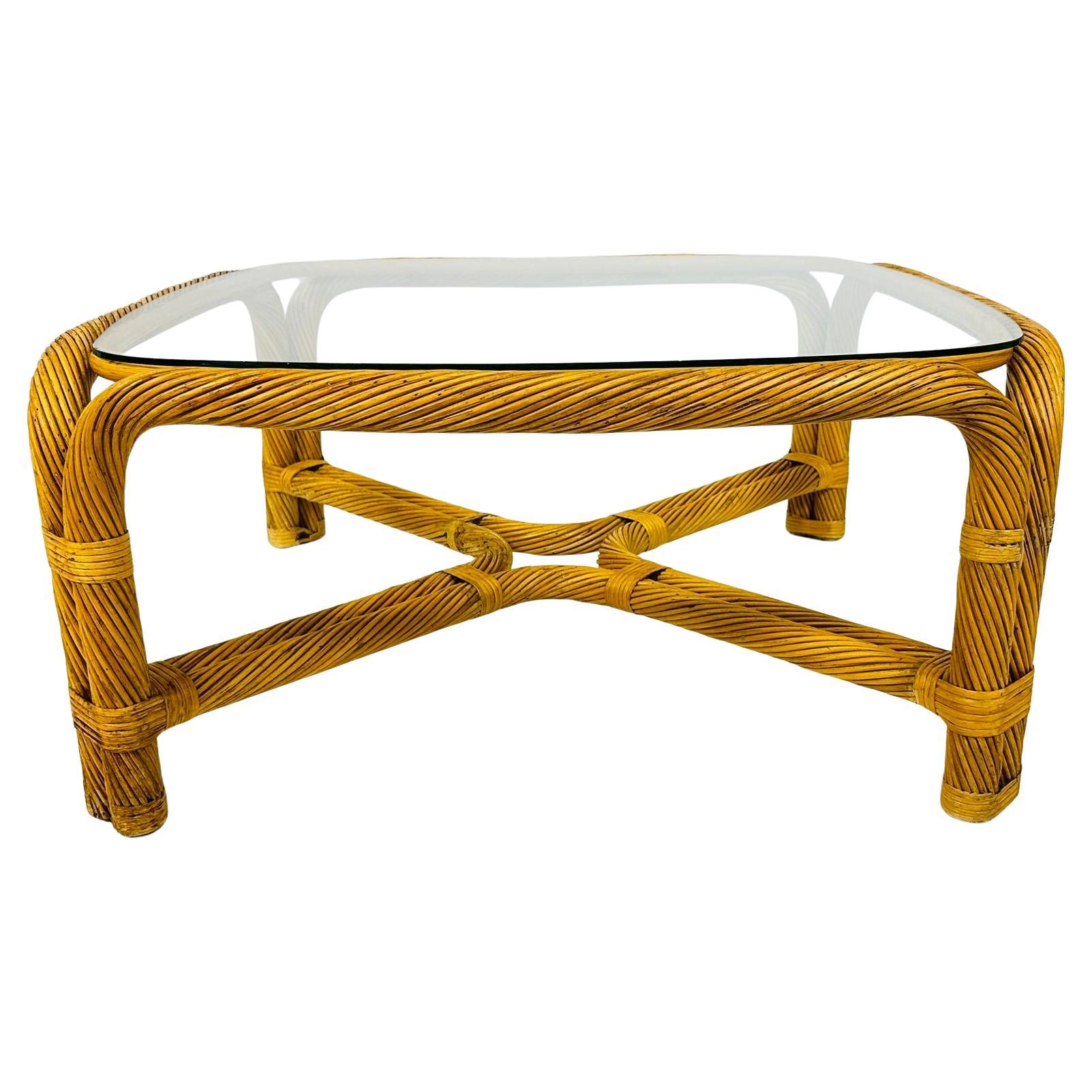 Tavolino in rattan ritorto vintage con piano in vetro