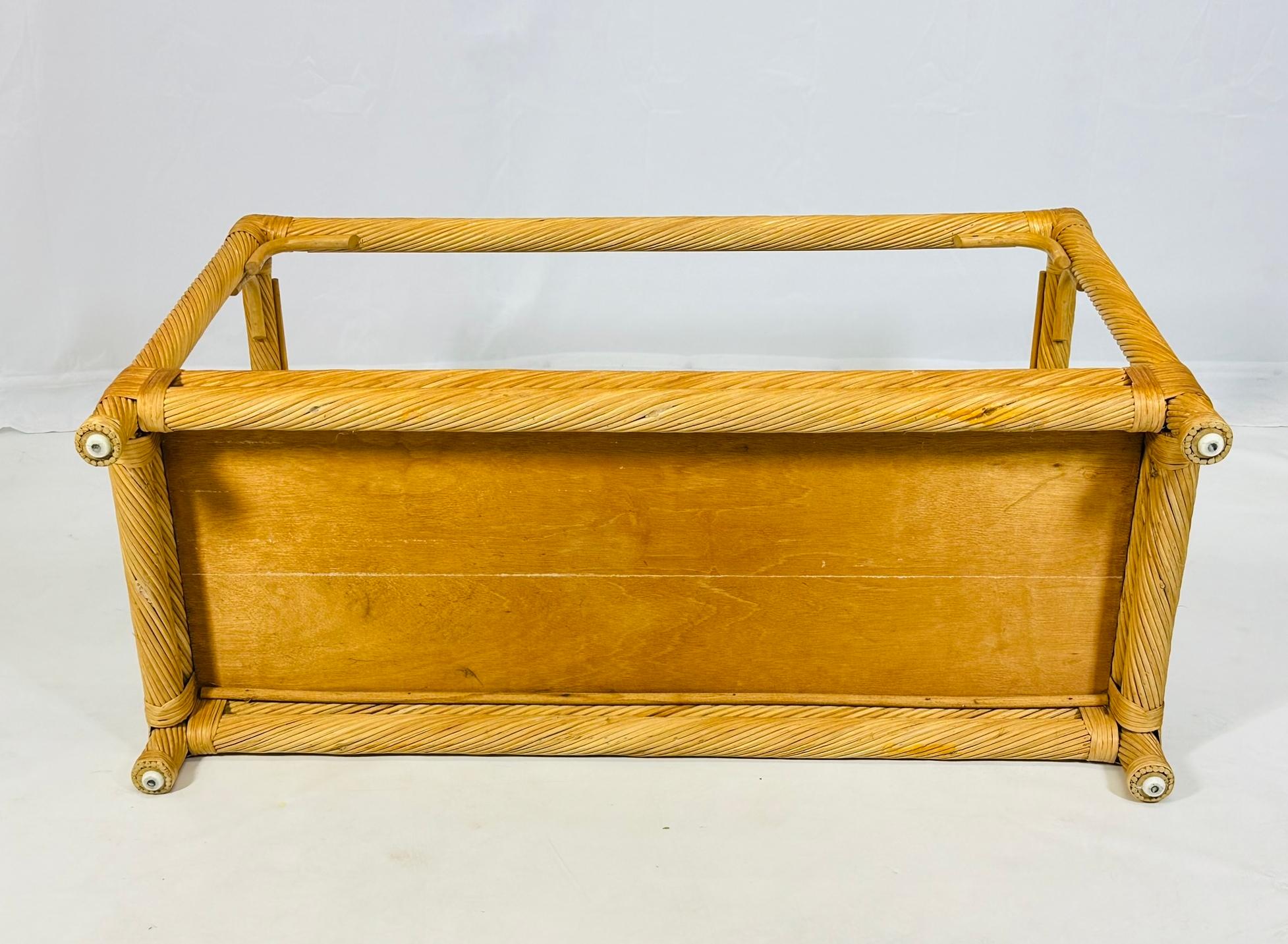 Mesa consola vintage de ratán retorcido con tapa de cristal en venta 8