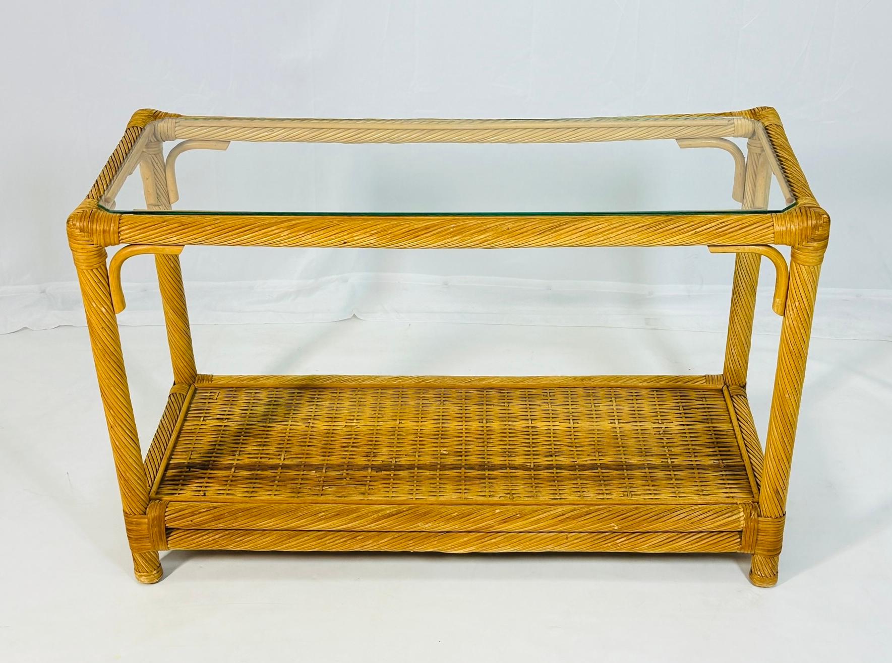 Preciosa consola diseñada y fabricada en Estados Unidos en la década de 1960.

La mesa está hecha de material de ratán fino como un lápiz, con tablero de cristal.

Medidas: 44 pulgadas de ancho x 17,50 pulgadas de profundidad x 28 pulgadas de alto x