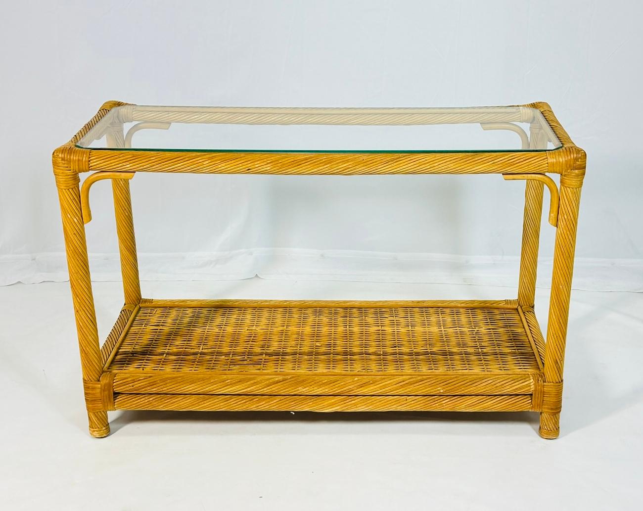 Mesa consola vintage de ratán retorcido con tapa de cristal Moderno de mediados de siglo en venta