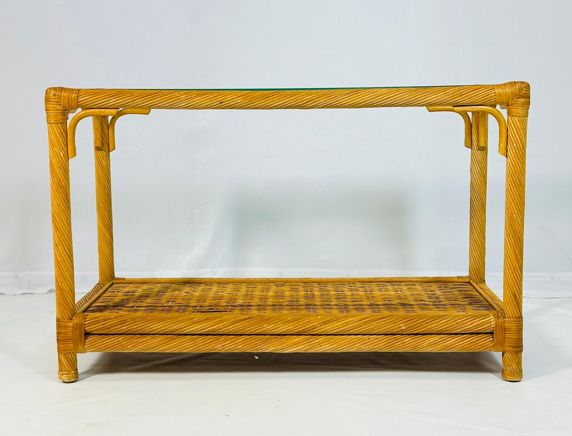 Mesa consola vintage de ratán retorcido con tapa de cristal Estadounidense en venta