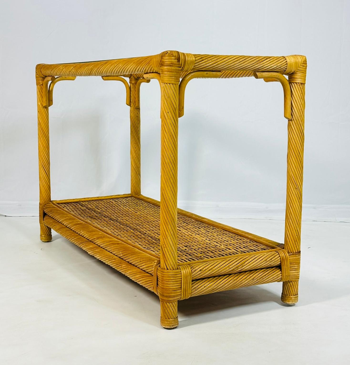 Mesa consola vintage de ratán retorcido con tapa de cristal Hecho a mano en venta