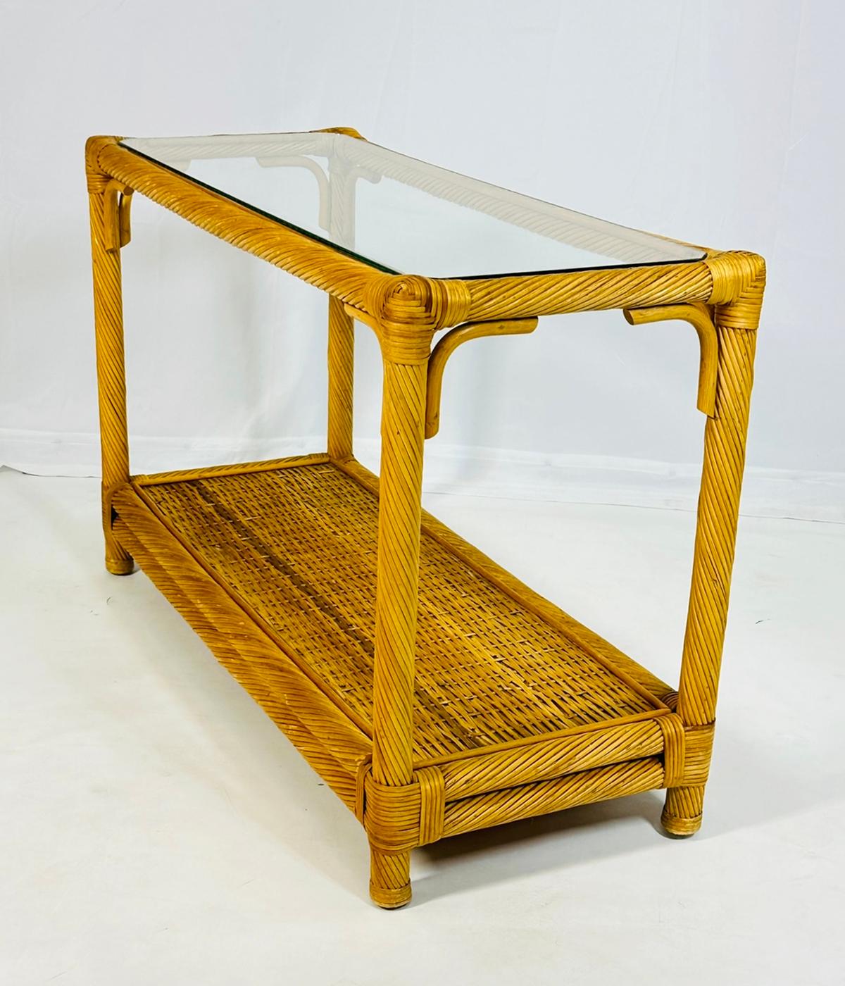 Mesa consola vintage de ratán retorcido con tapa de cristal en Bueno estado para la venta en Los Angeles, CA
