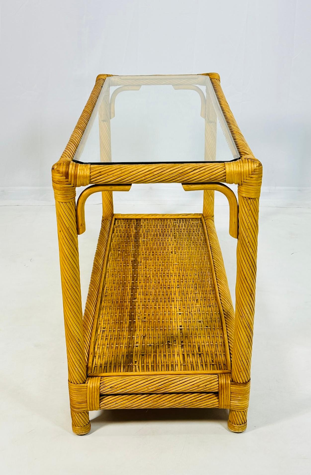 Mesa consola vintage de ratán retorcido con tapa de cristal mediados del siglo XX en venta