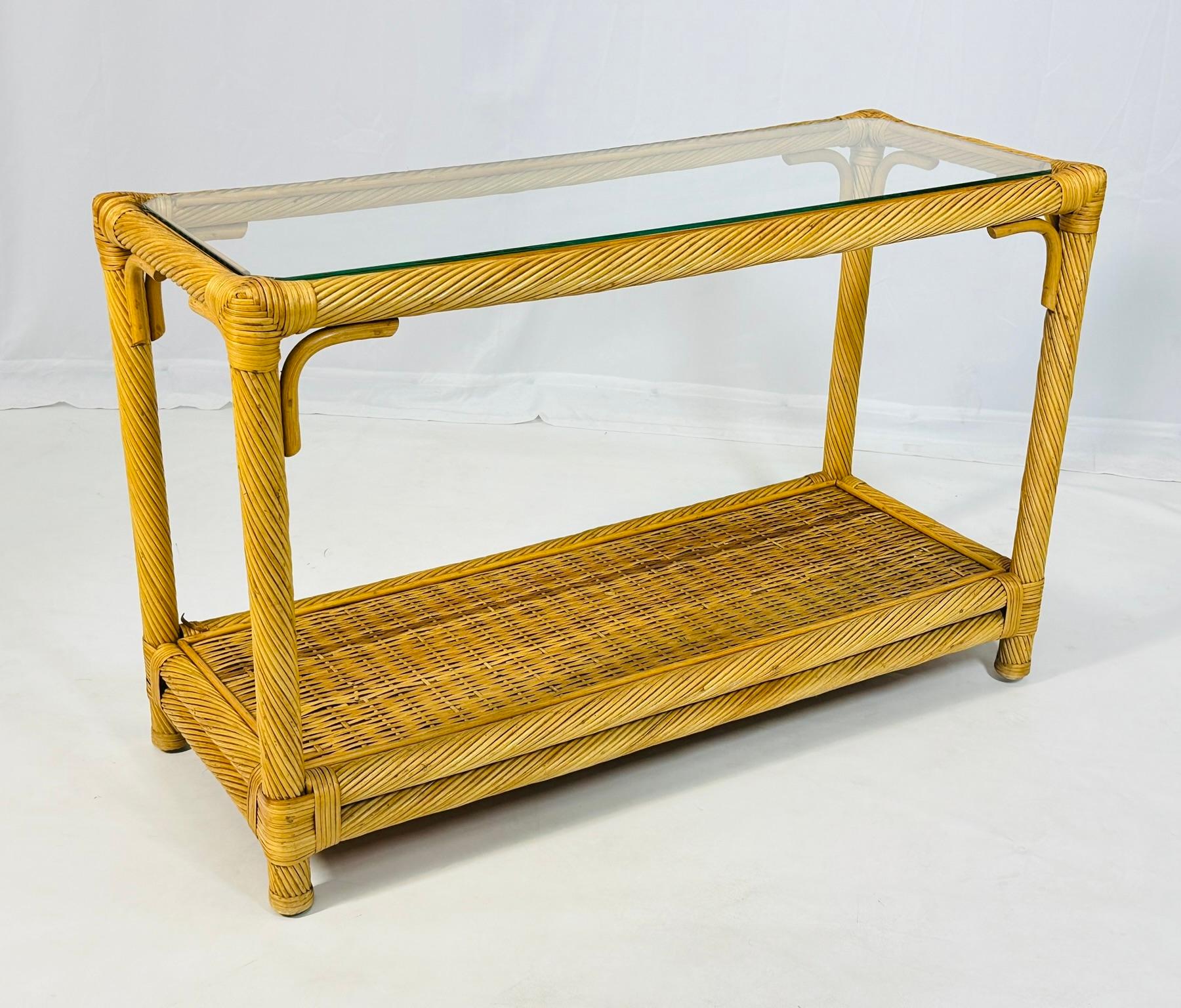 Mesa consola vintage de ratán retorcido con tapa de cristal en venta 1