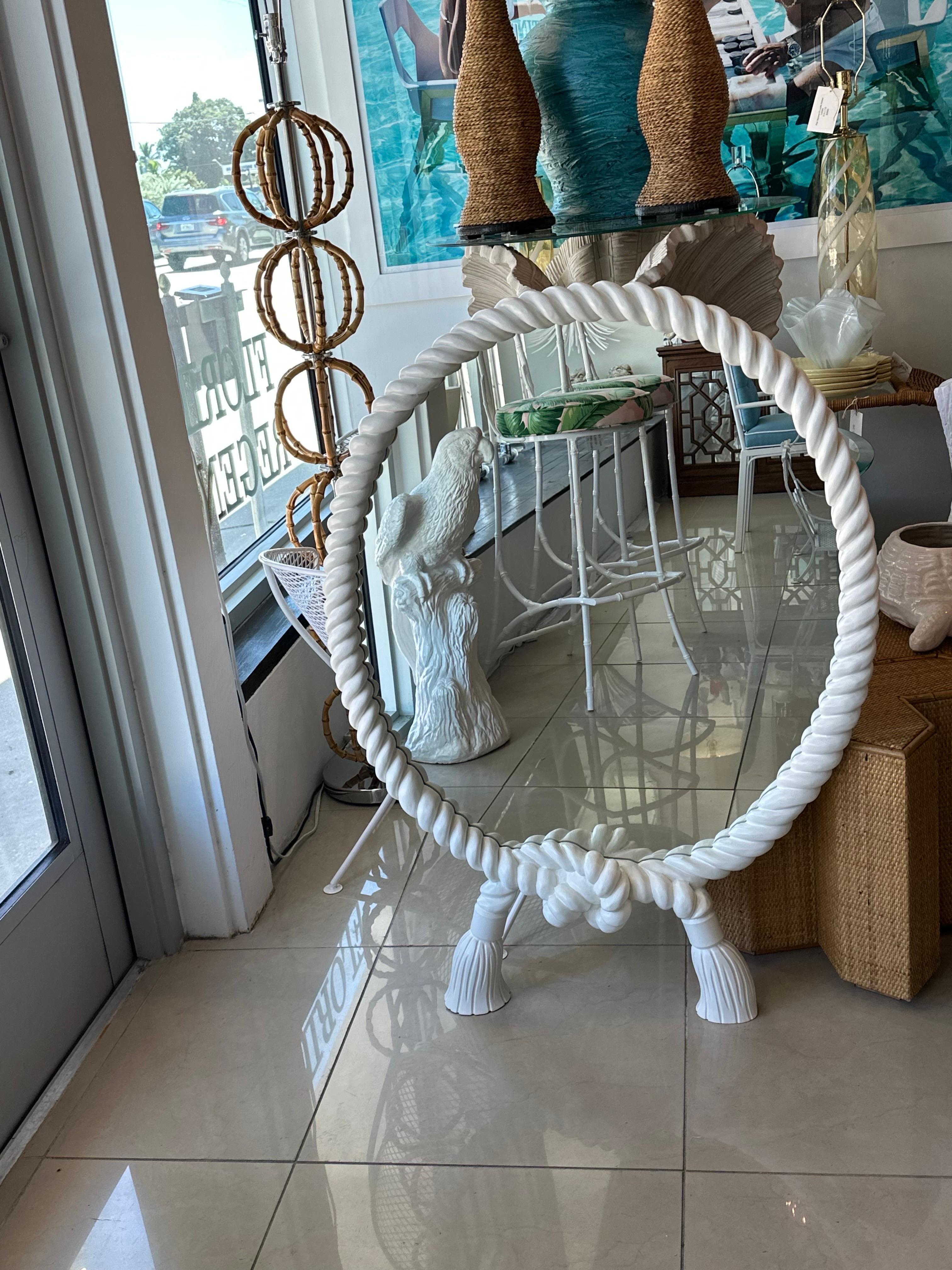 Paire de miroirs muraux vintage laqués blancs avec corde ronde torsadée et glands Disponible  2