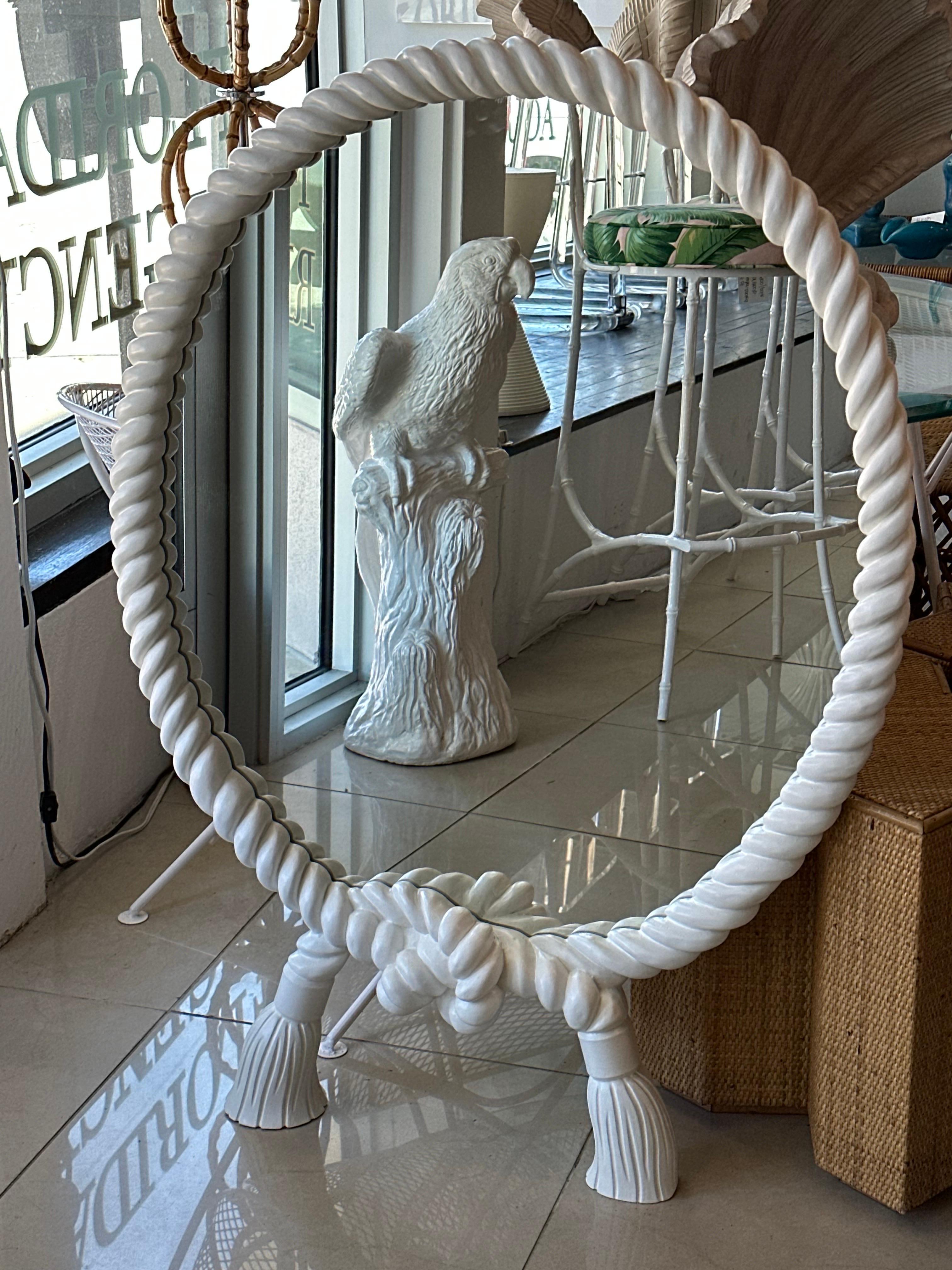 Paire de miroirs muraux vintage laqués blancs avec corde ronde torsadée et glands Disponible  Bon état à West Palm Beach, FL