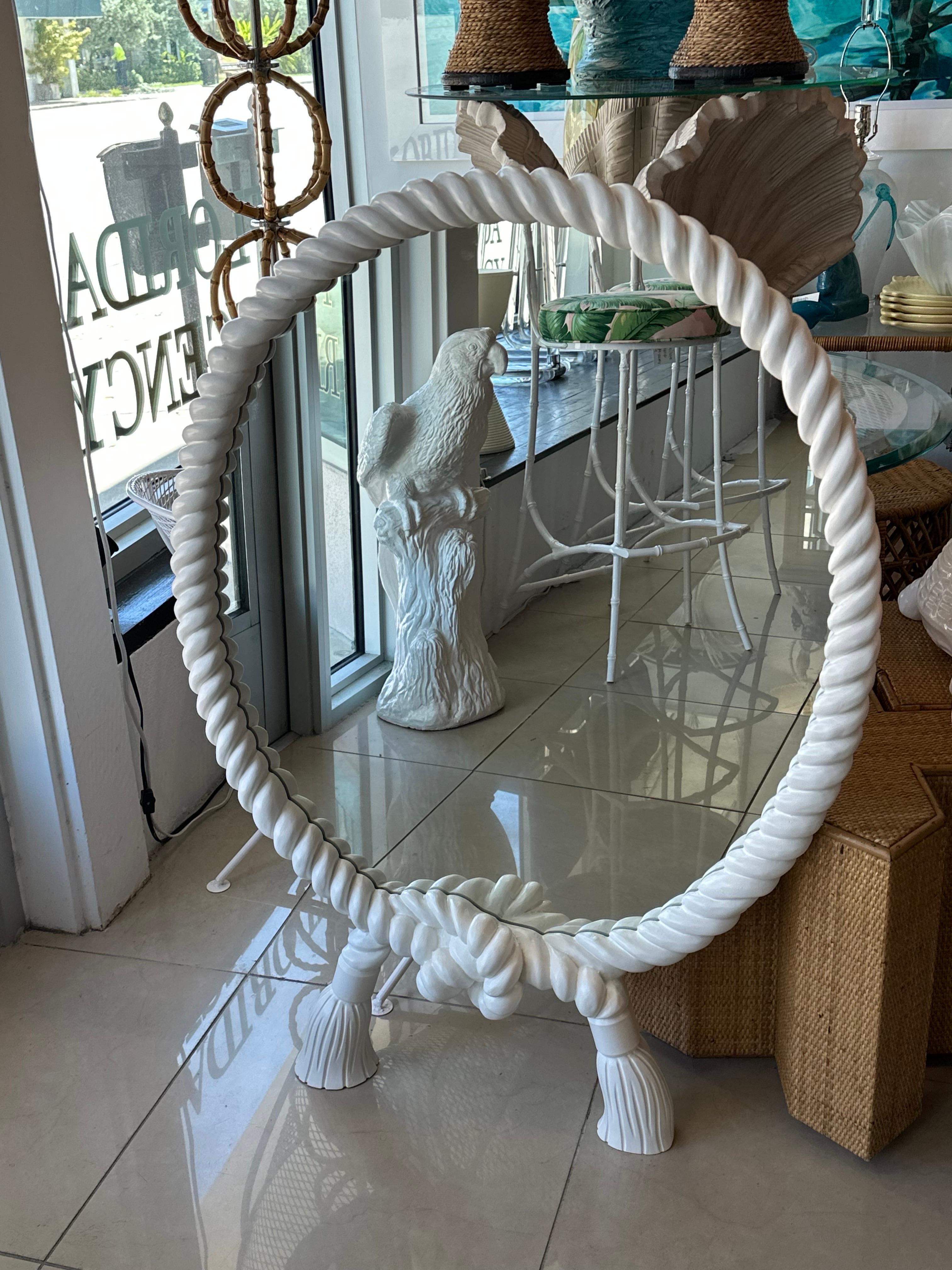 Fin du 20e siècle Paire de miroirs muraux vintage laqués blancs avec corde ronde torsadée et glands Disponible 