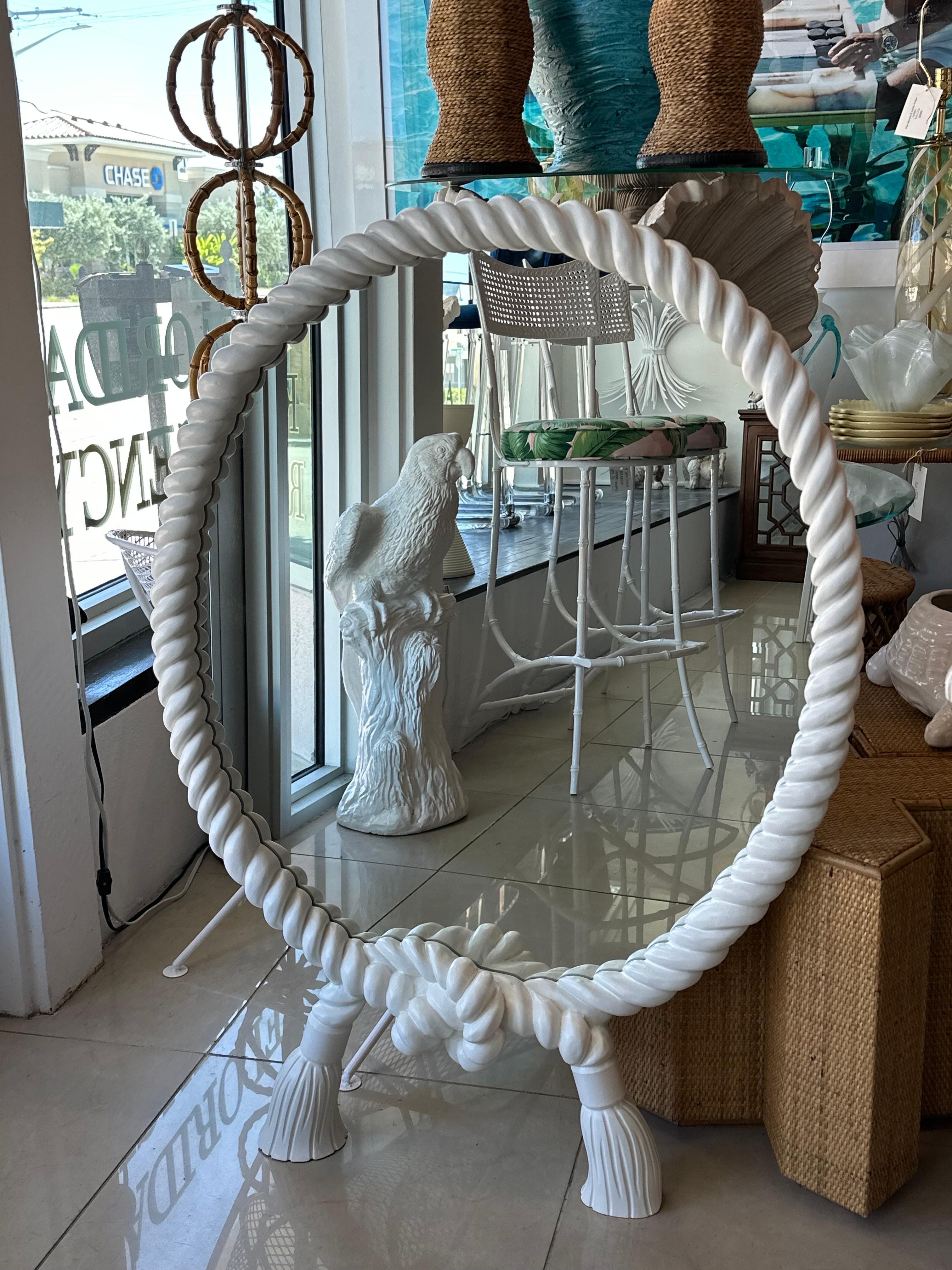 Miroir Paire de miroirs muraux vintage laqués blancs avec corde ronde torsadée et glands Disponible 