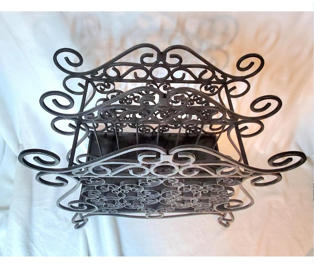 Vintage Twisted Wrought Iron Magazine Rack In Good Condition For Sale In Waxahachie, TX