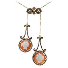 Vintage By Due cammei di conchiglia intagliati e collana di perle in oro Lavaliere