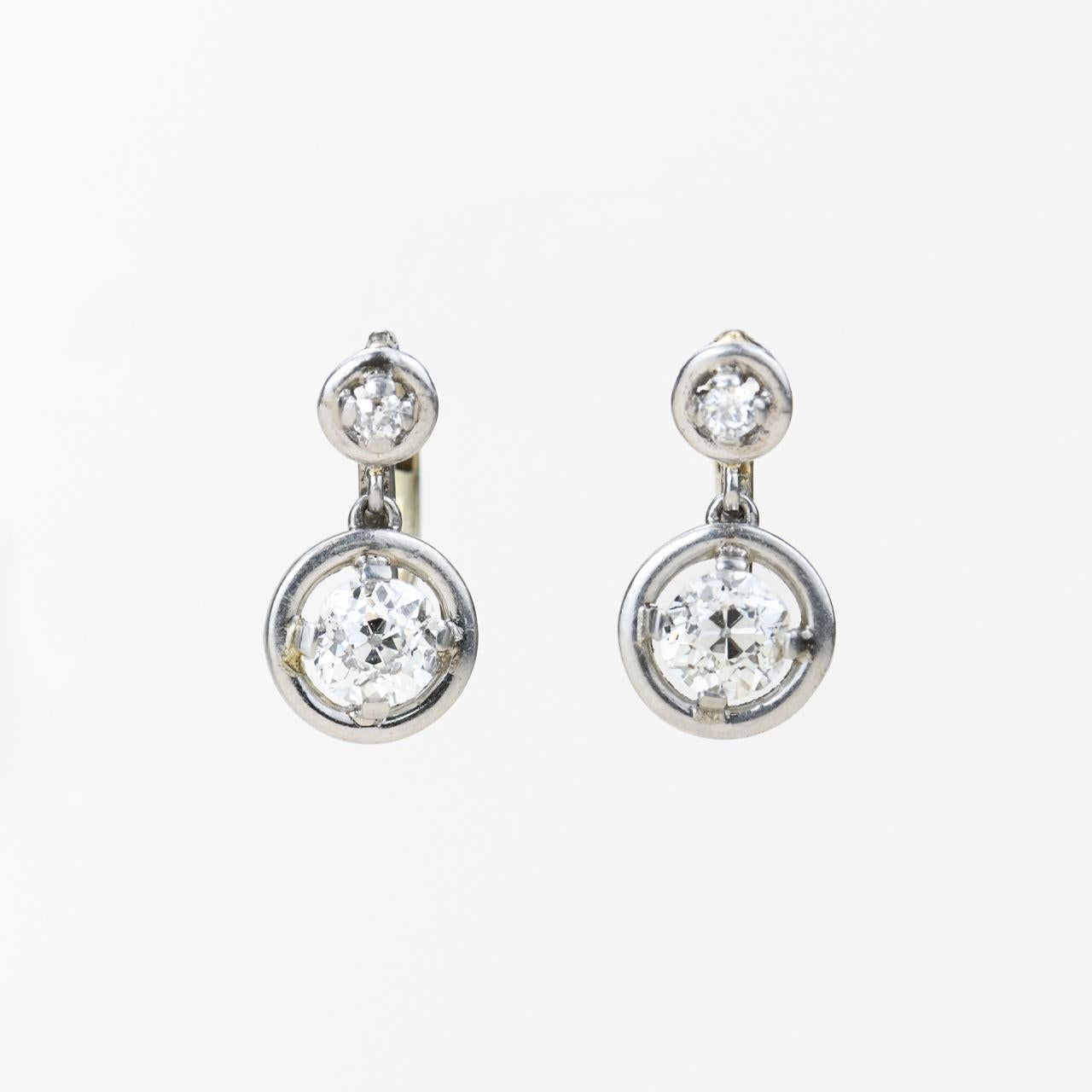 Vintage Two Diamonds Drop Stud Earrings In Excellent Condition For Sale In Banbury, GB