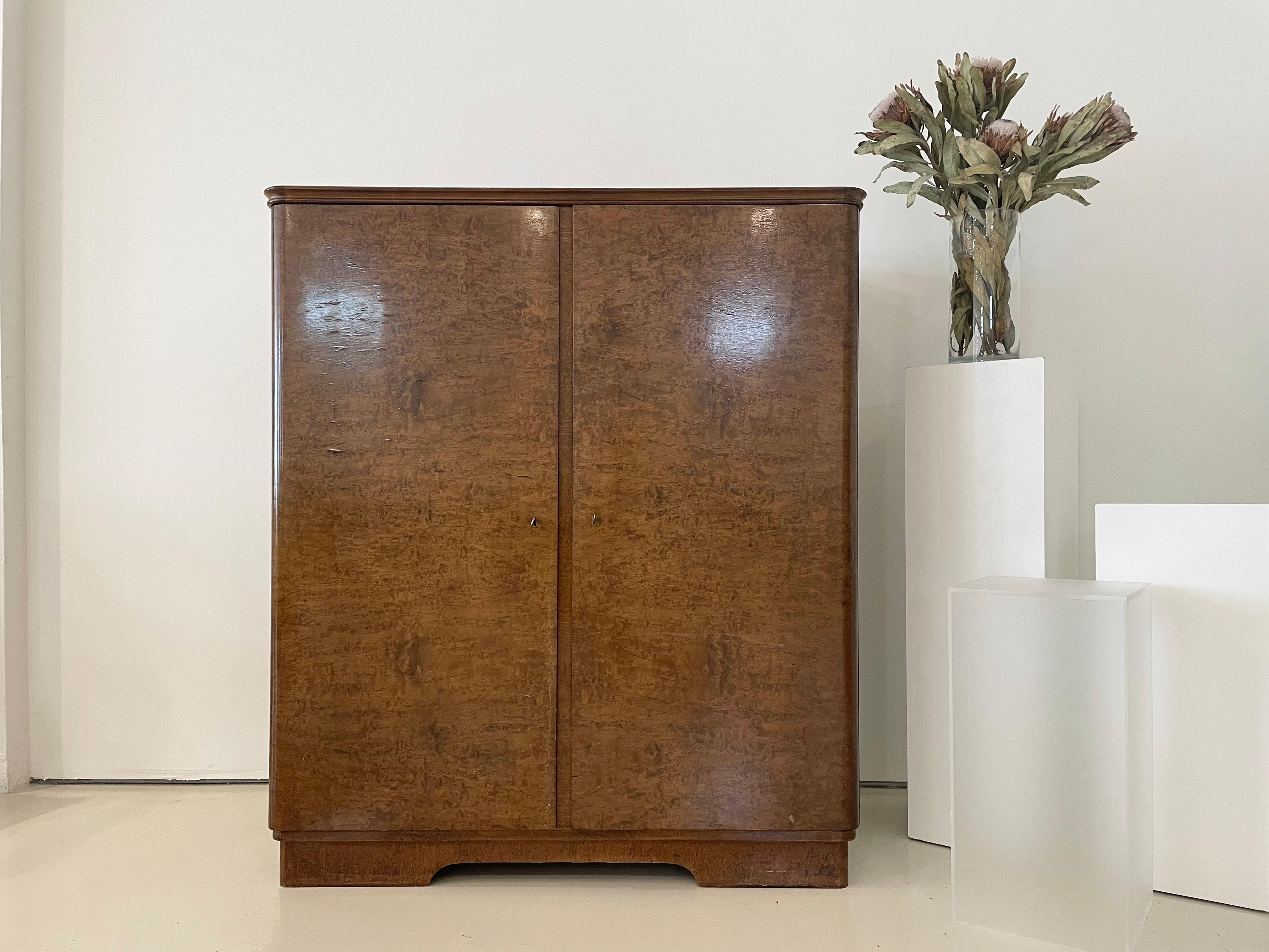 Art déco Armoire vintage à deux portes en loupe en vente