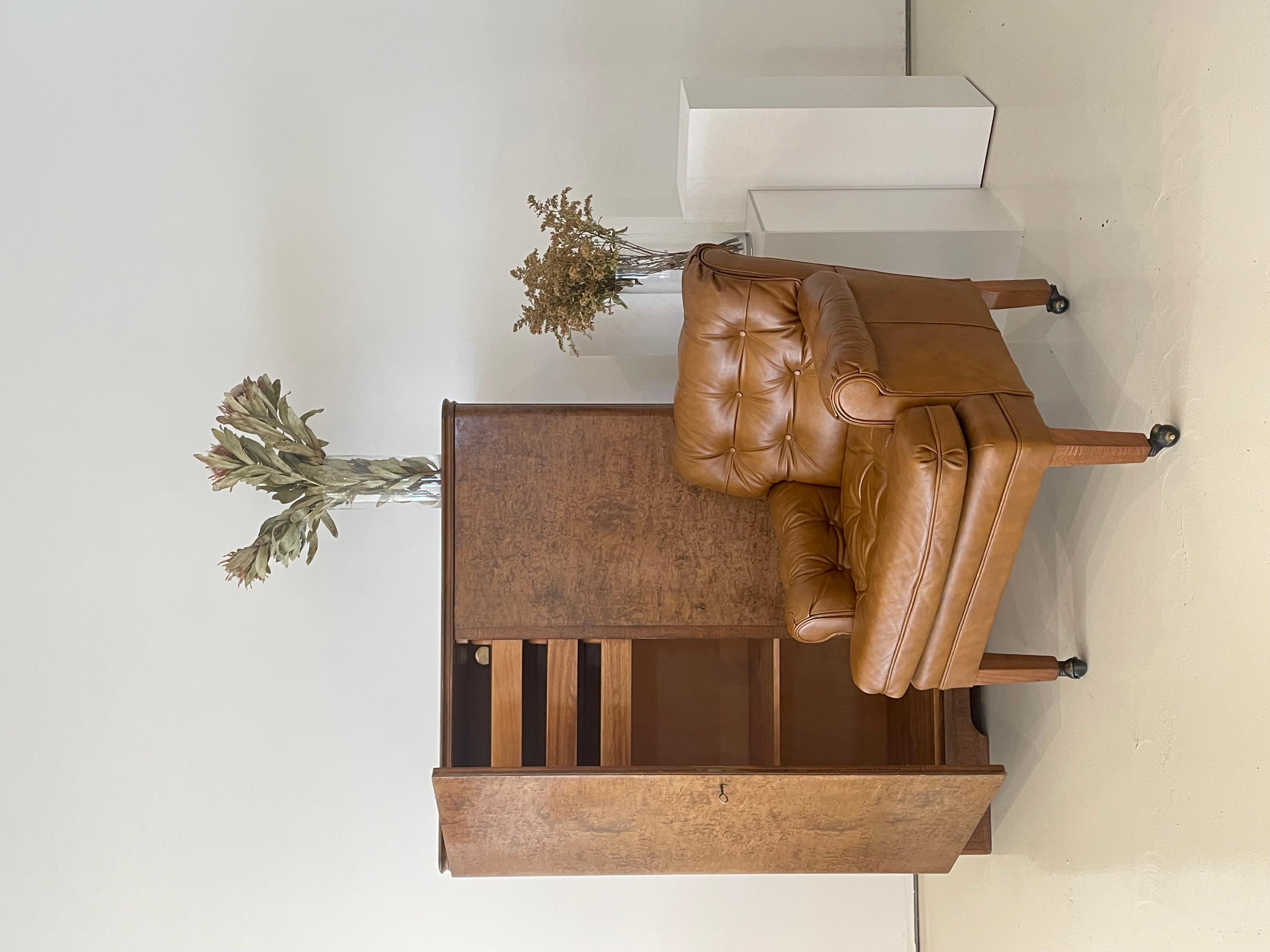 Américain Armoire vintage à deux portes en loupe en vente