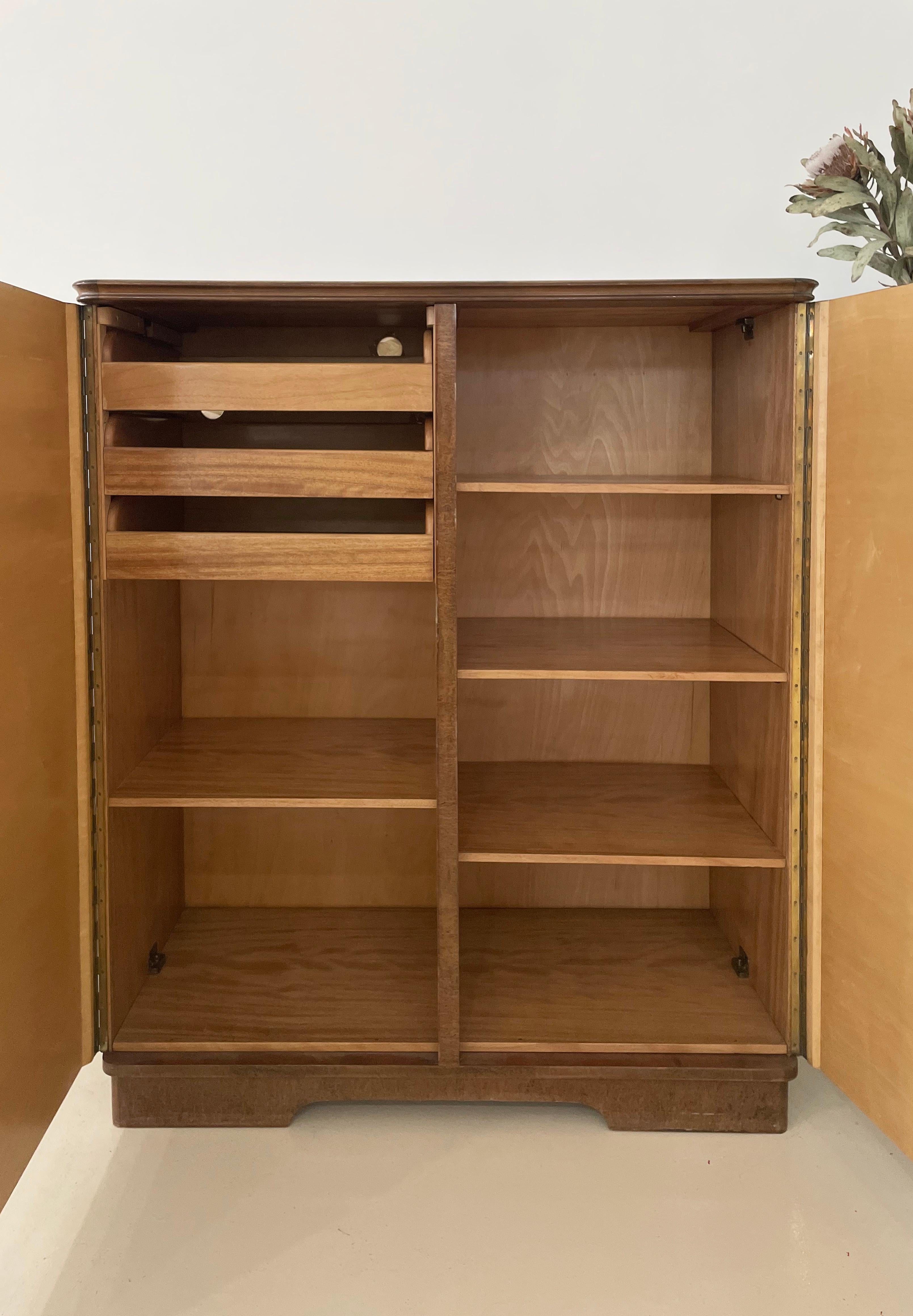 Tacheté Armoire vintage à deux portes en loupe en vente