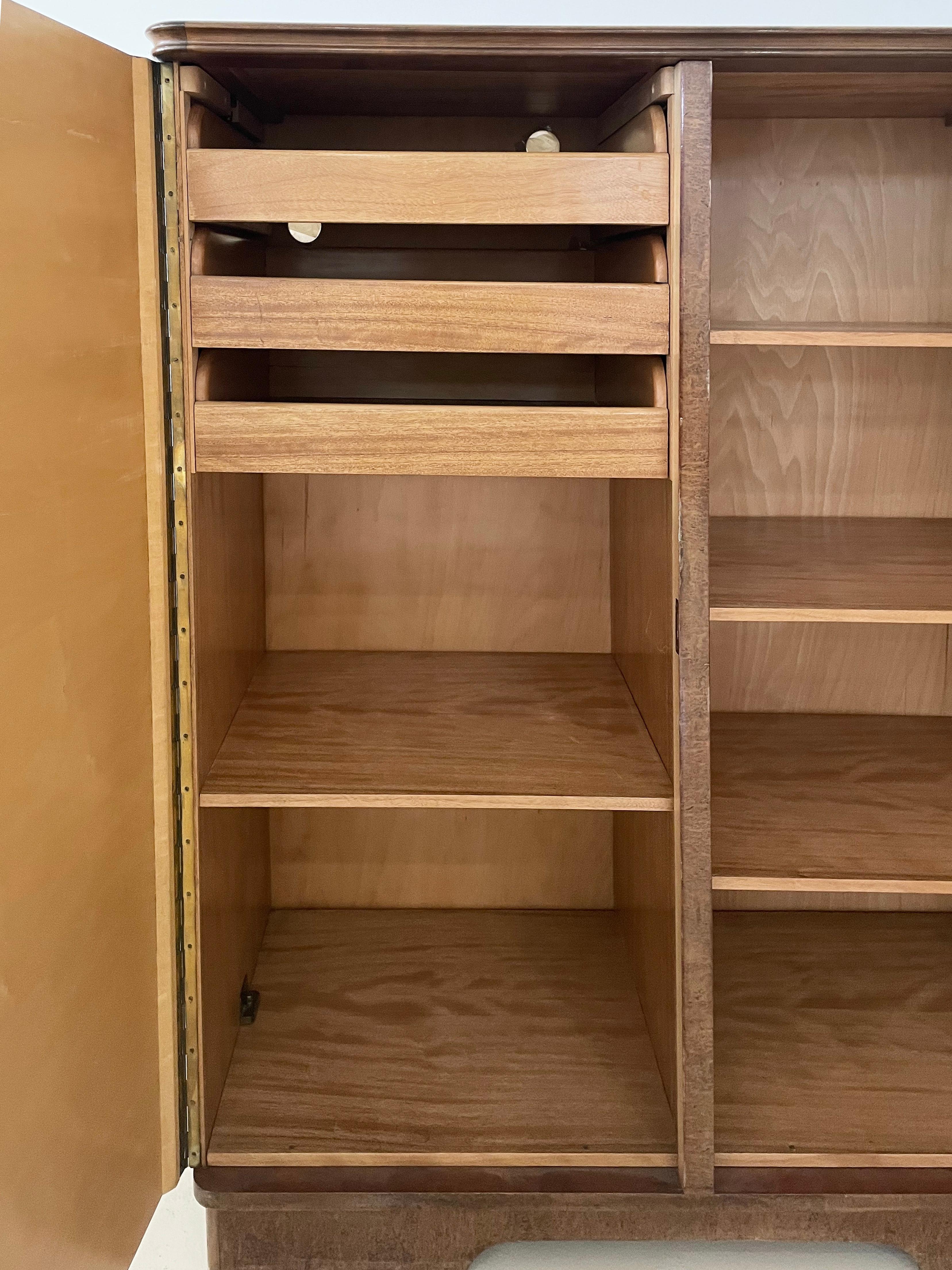 Armoire vintage à deux portes en loupe Bon état - En vente à Denver, CO