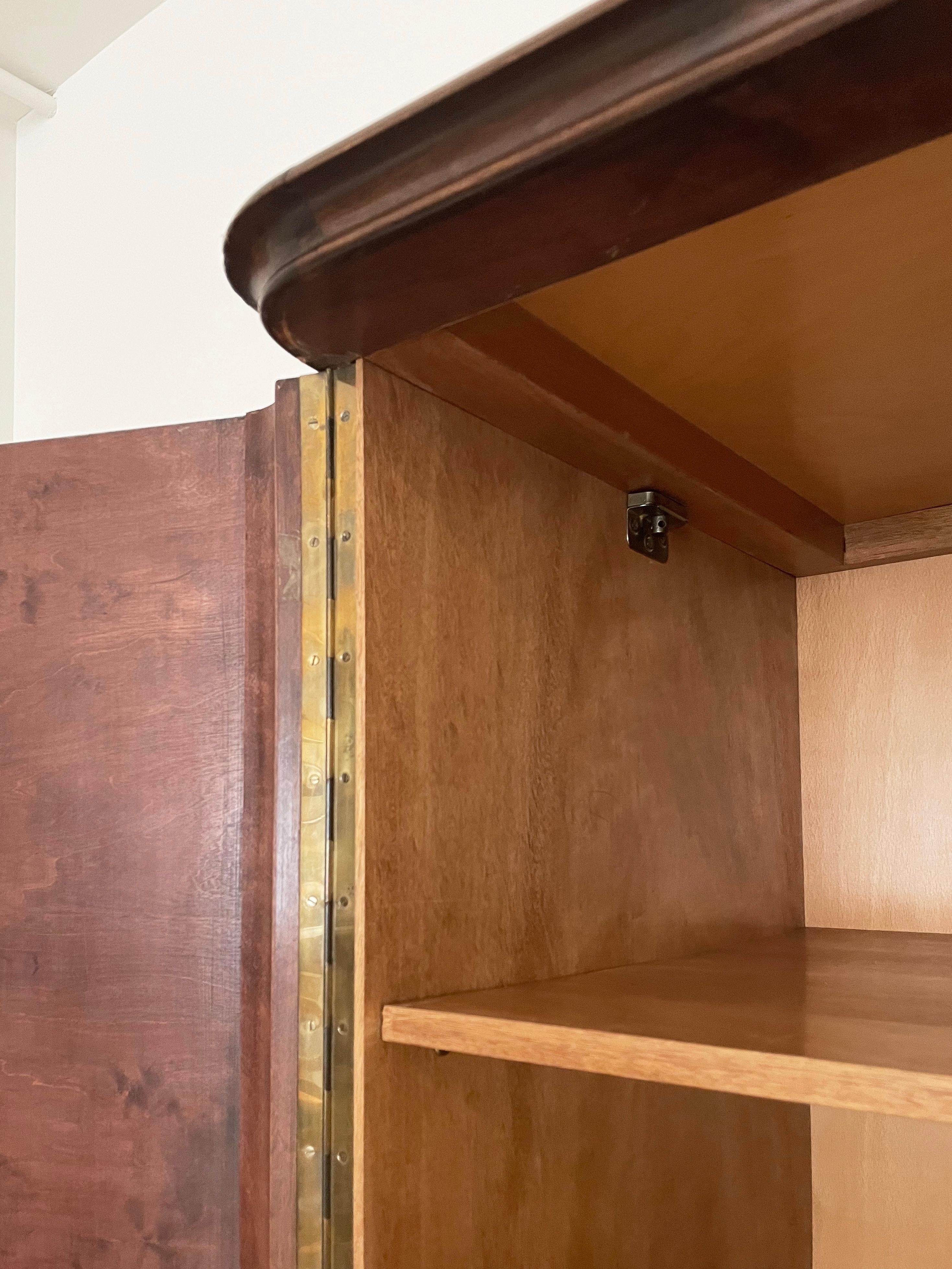 Bois Armoire vintage à deux portes en loupe en vente