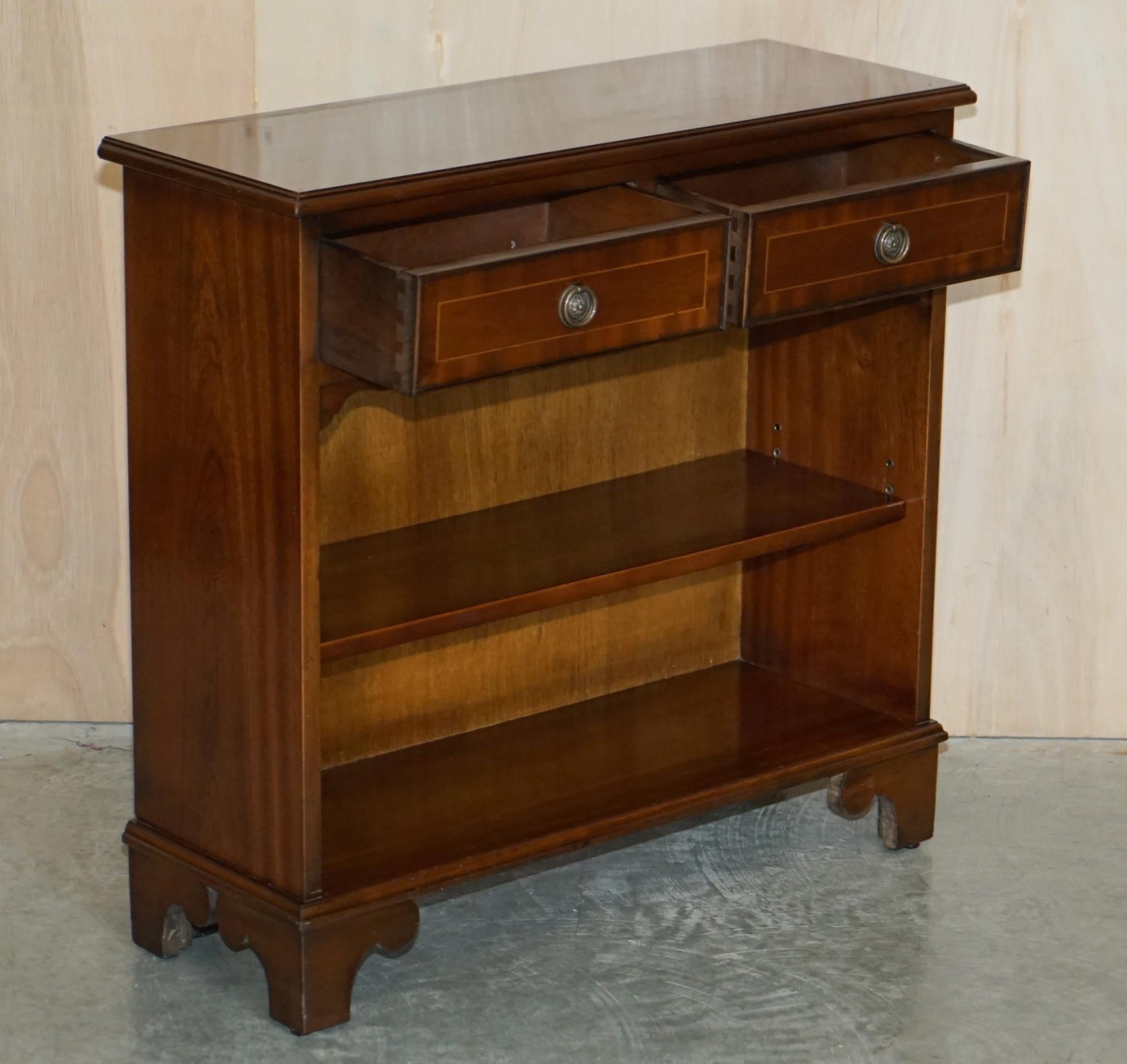 Openes Bücherregal aus geflammtem Hartholz mit zwei Schubladen im Vintage-Stil von Bevan Funnell im Angebot 8