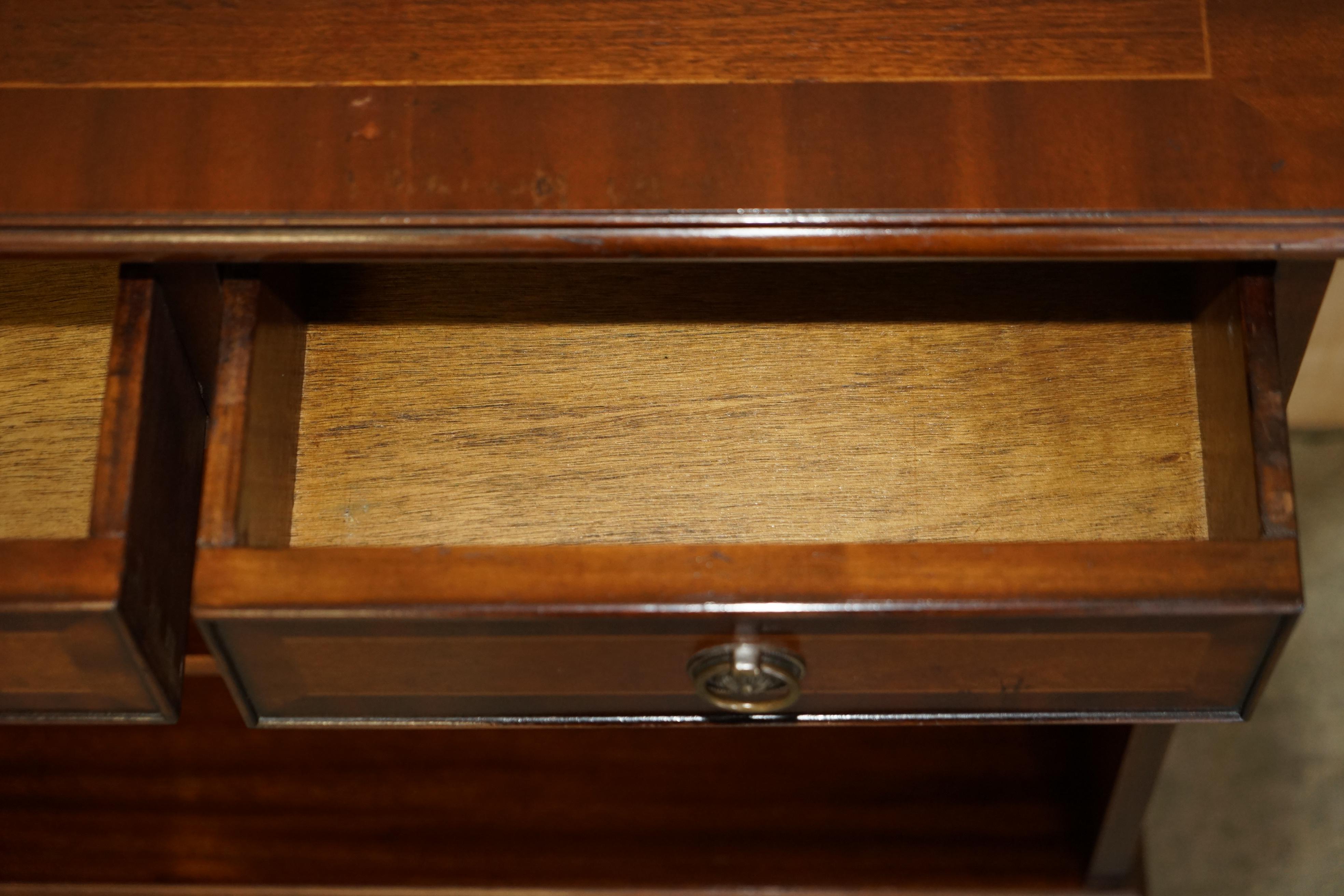 Bibliothèque à deux tiroirs vintage Bevan Funnell en bois de feuillus flammé de la Première Guerre mondiale en vente 11