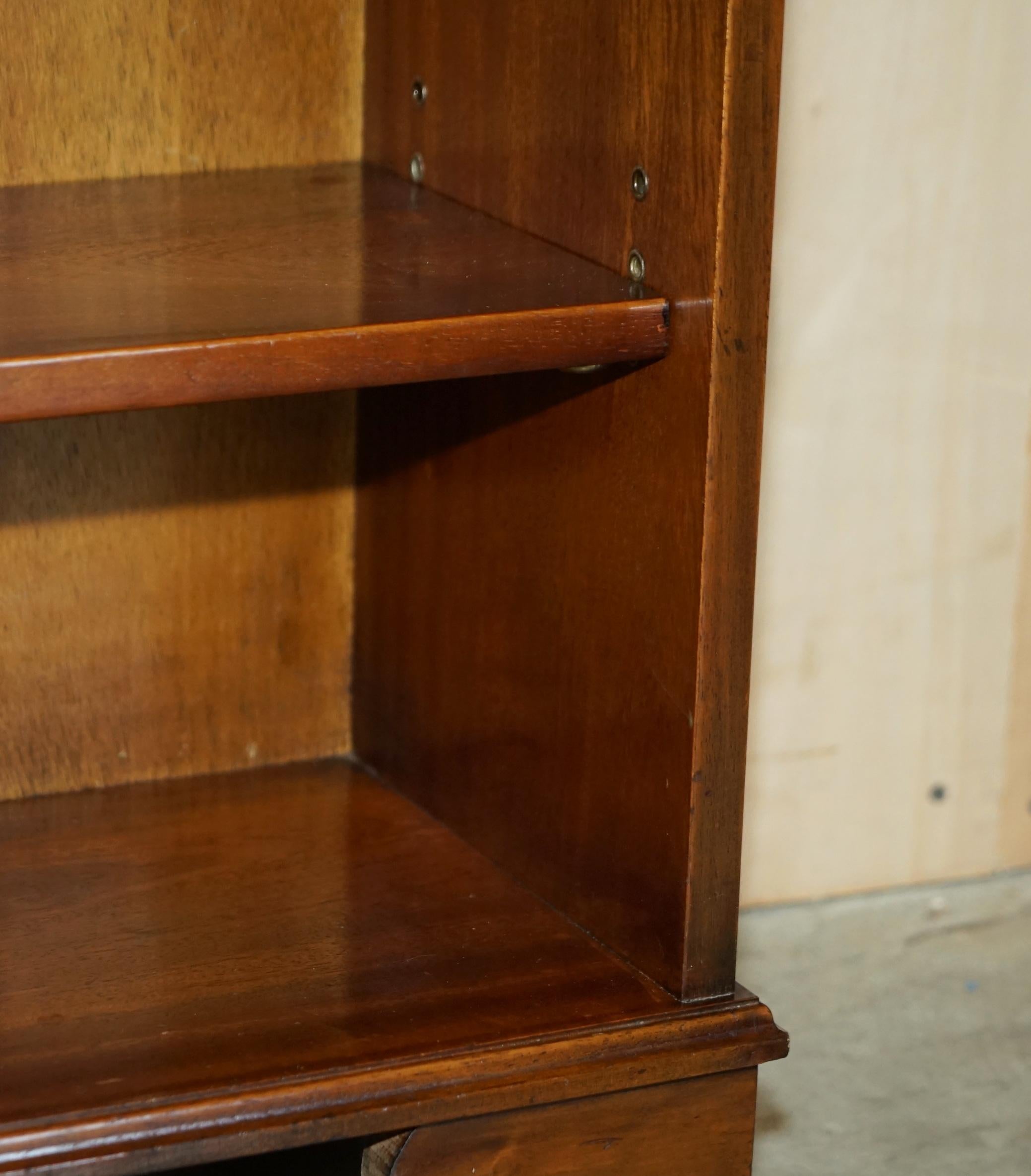 Openes Bücherregal aus geflammtem Hartholz mit zwei Schubladen im Vintage-Stil von Bevan Funnell im Zustand „Gut“ im Angebot in West Sussex, Pulborough