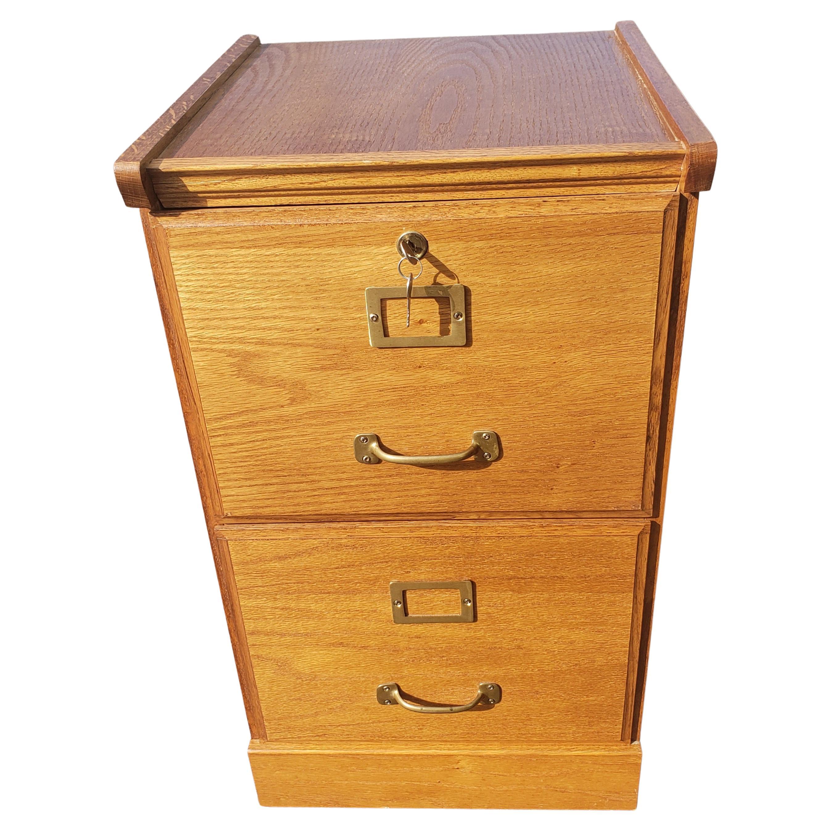 Vintage two-drawer oak filing cabinet with keys in very good condition
Space between hanging rails is 12.5