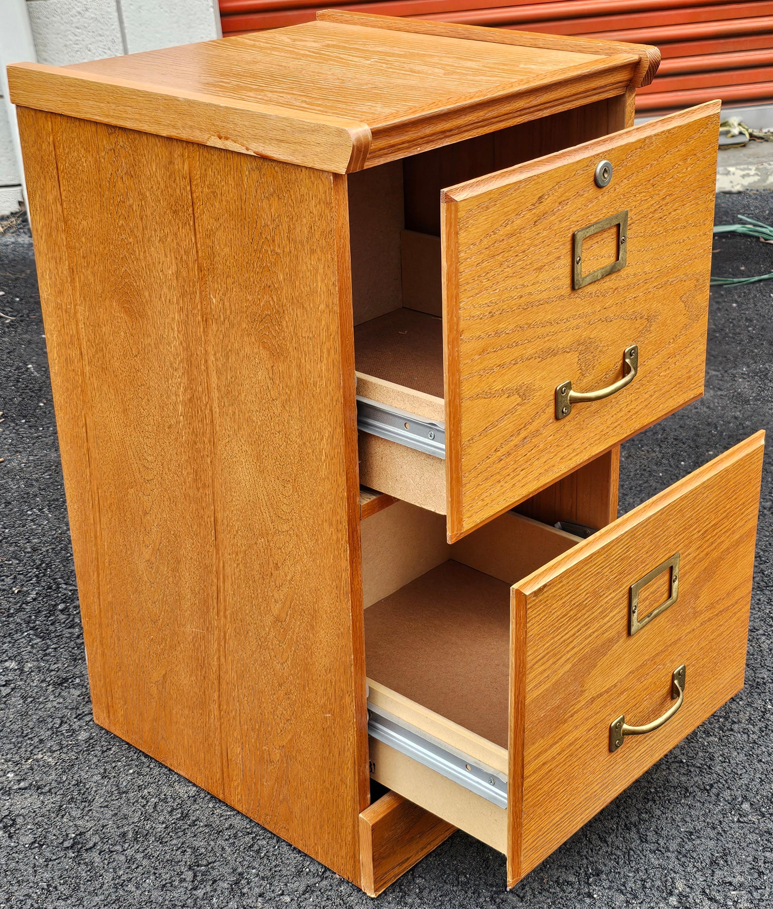 Archivador Vintage de Dos Cajones de Roble con Cerradura en venta 2