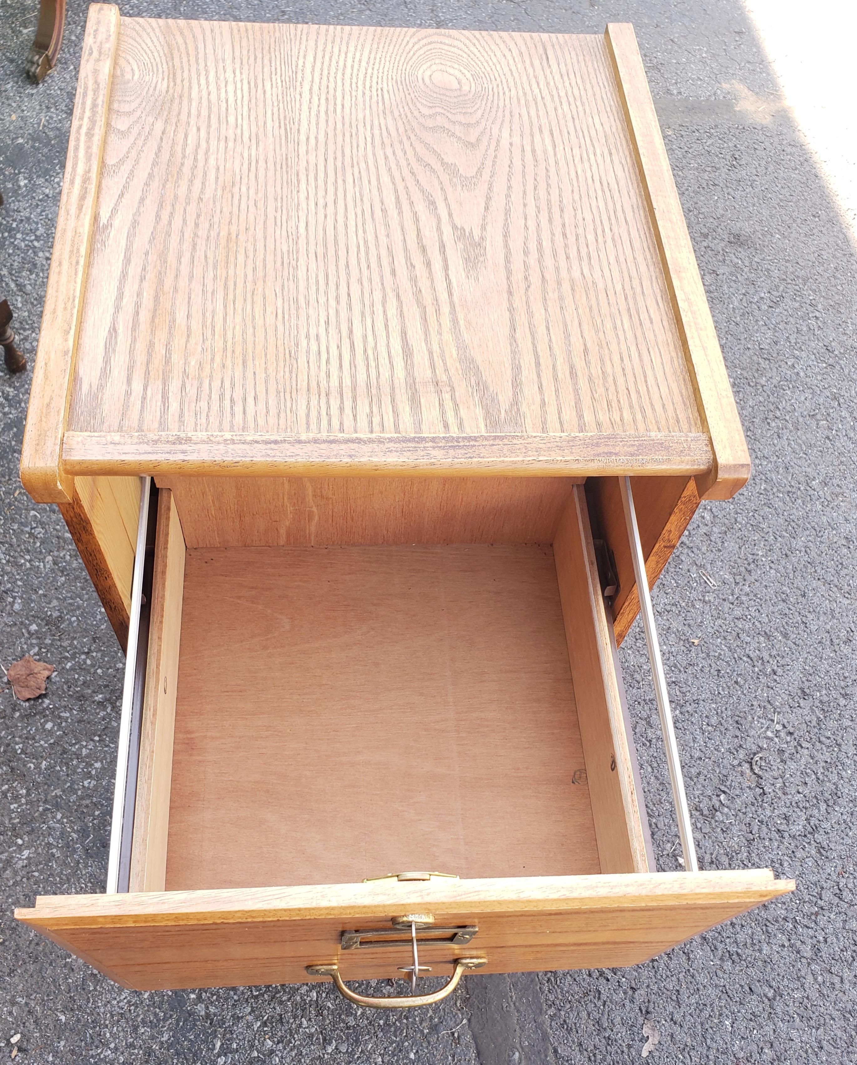 Vintage Zwei Schubladen Oak Locking Filing Cabinet (Moderne) im Angebot