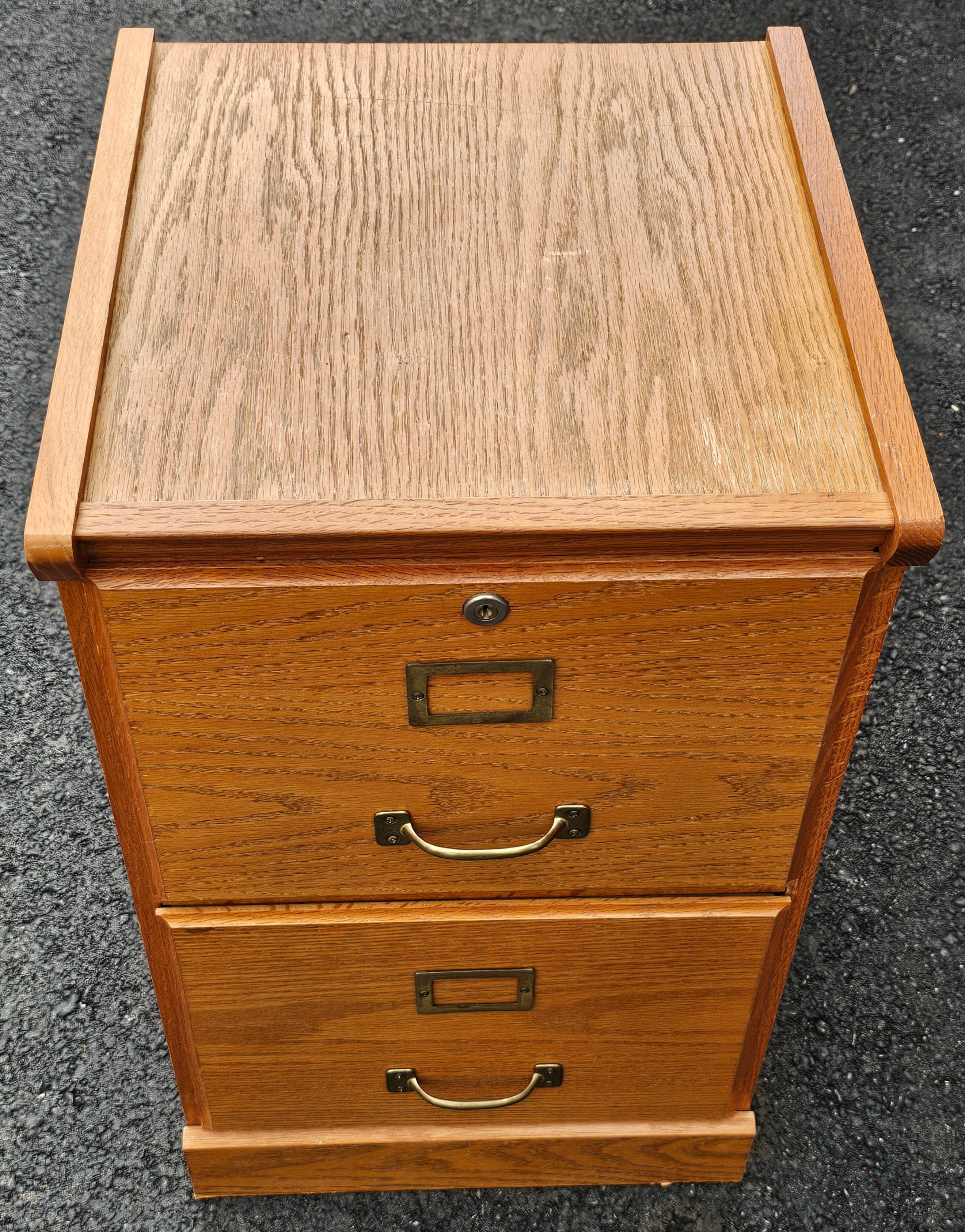 Archivador Vintage de Dos Cajones de Roble con Cerradura Moderno de mediados de siglo en venta