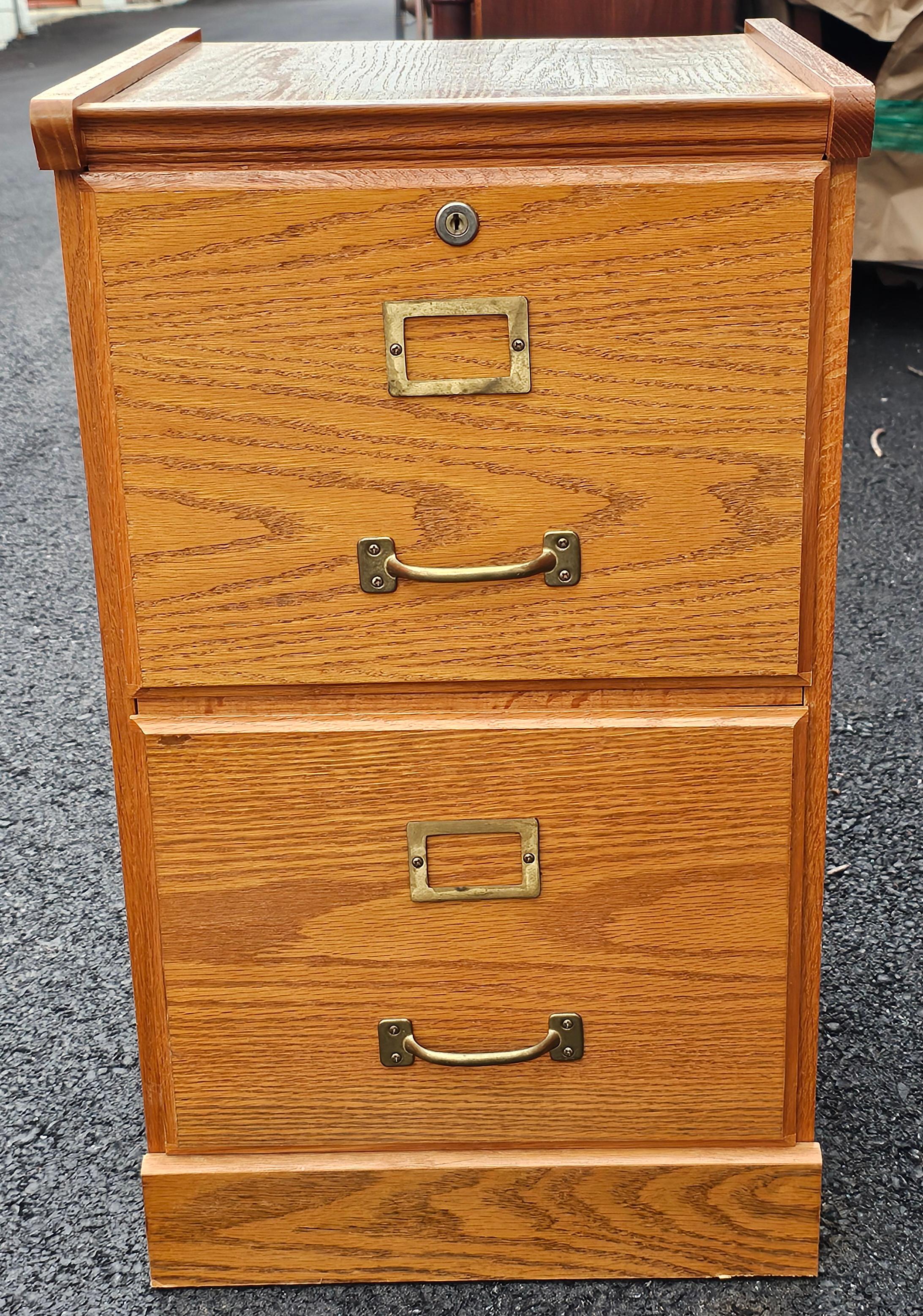 Archivador Vintage de Dos Cajones de Roble con Cerradura Estadounidense en venta