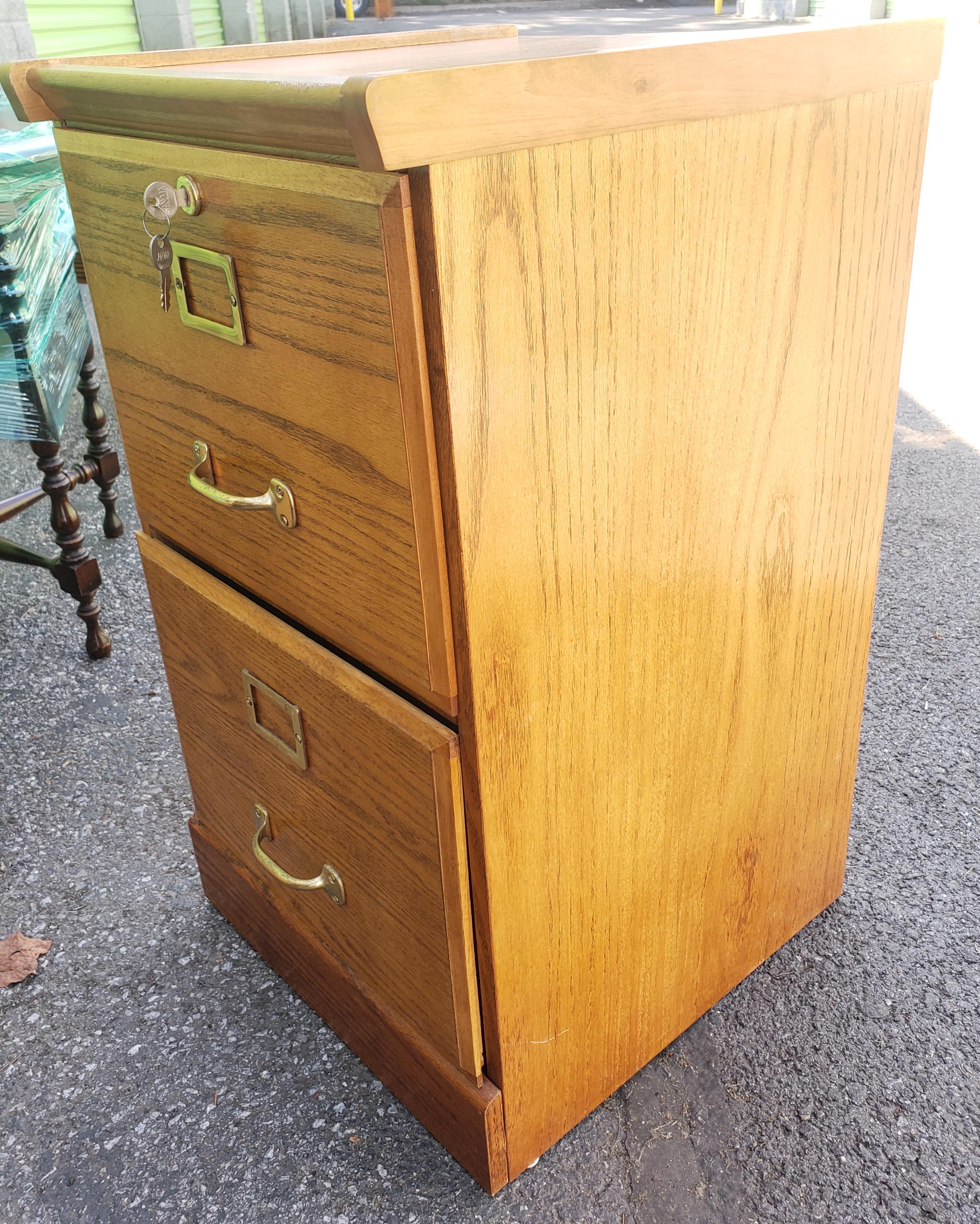 Vintage Zwei Schubladen Oak Locking Filing Cabinet (Holzarbeit) im Angebot