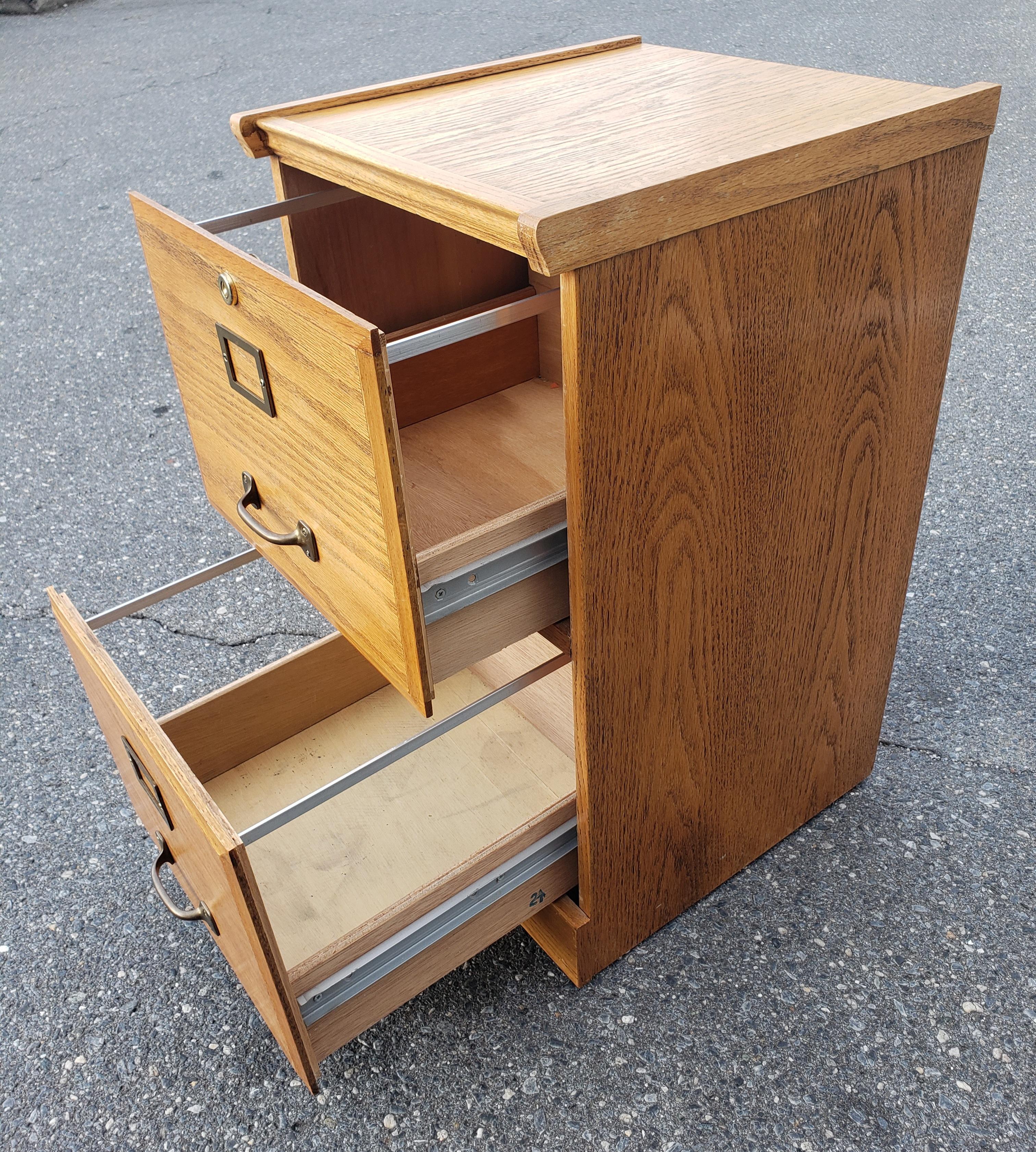 Vintage Zwei Schubladen Eiche Verriegelung Filing Cabinet (Holzarbeit) im Angebot
