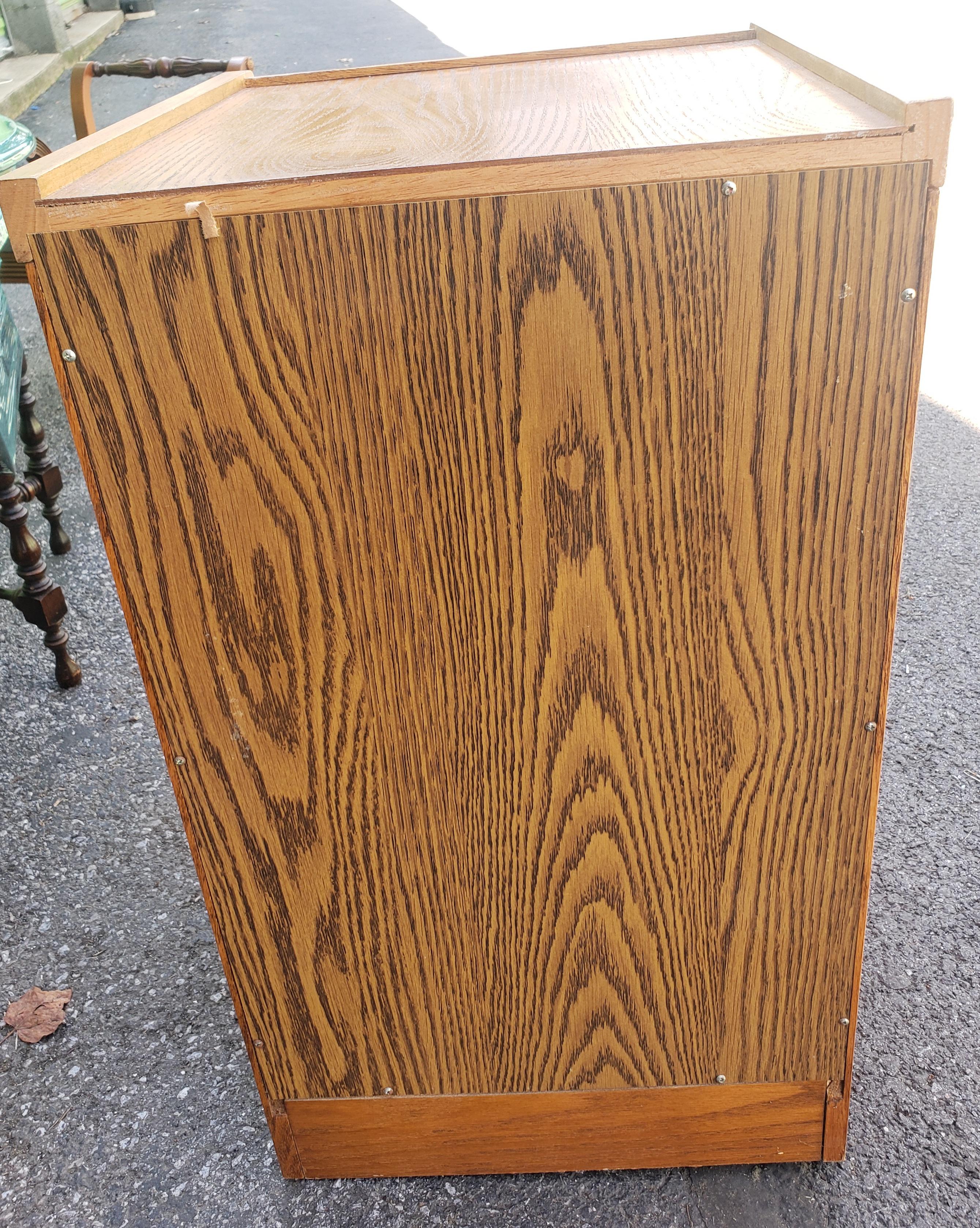 Vintage Zwei Schubladen Oak Locking Filing Cabinet im Zustand „Gut“ im Angebot in Germantown, MD