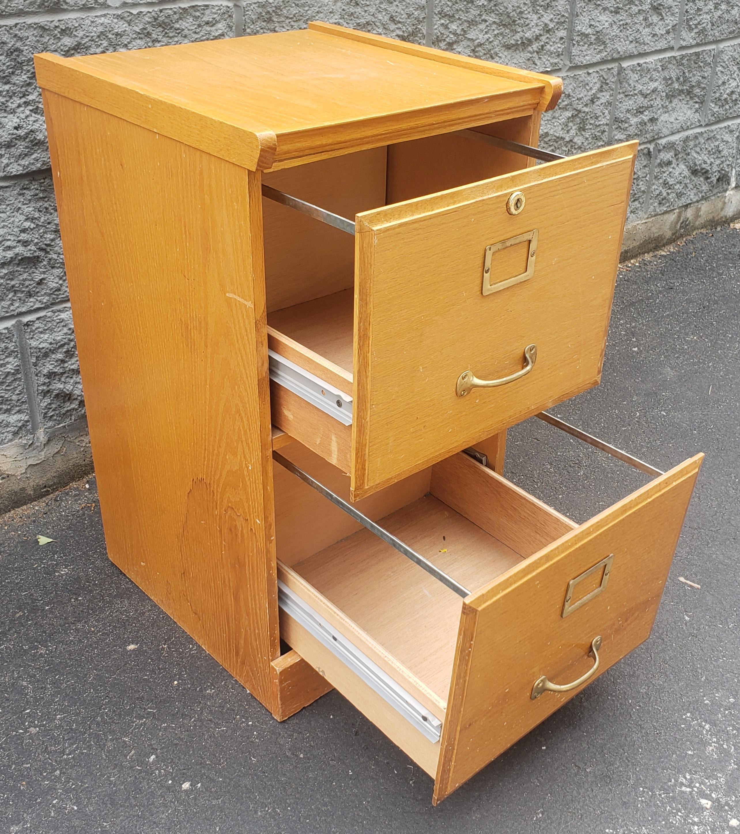 Vintage Zwei Schubladen Oak Locking Filing Cabinet (20. Jahrhundert) im Angebot